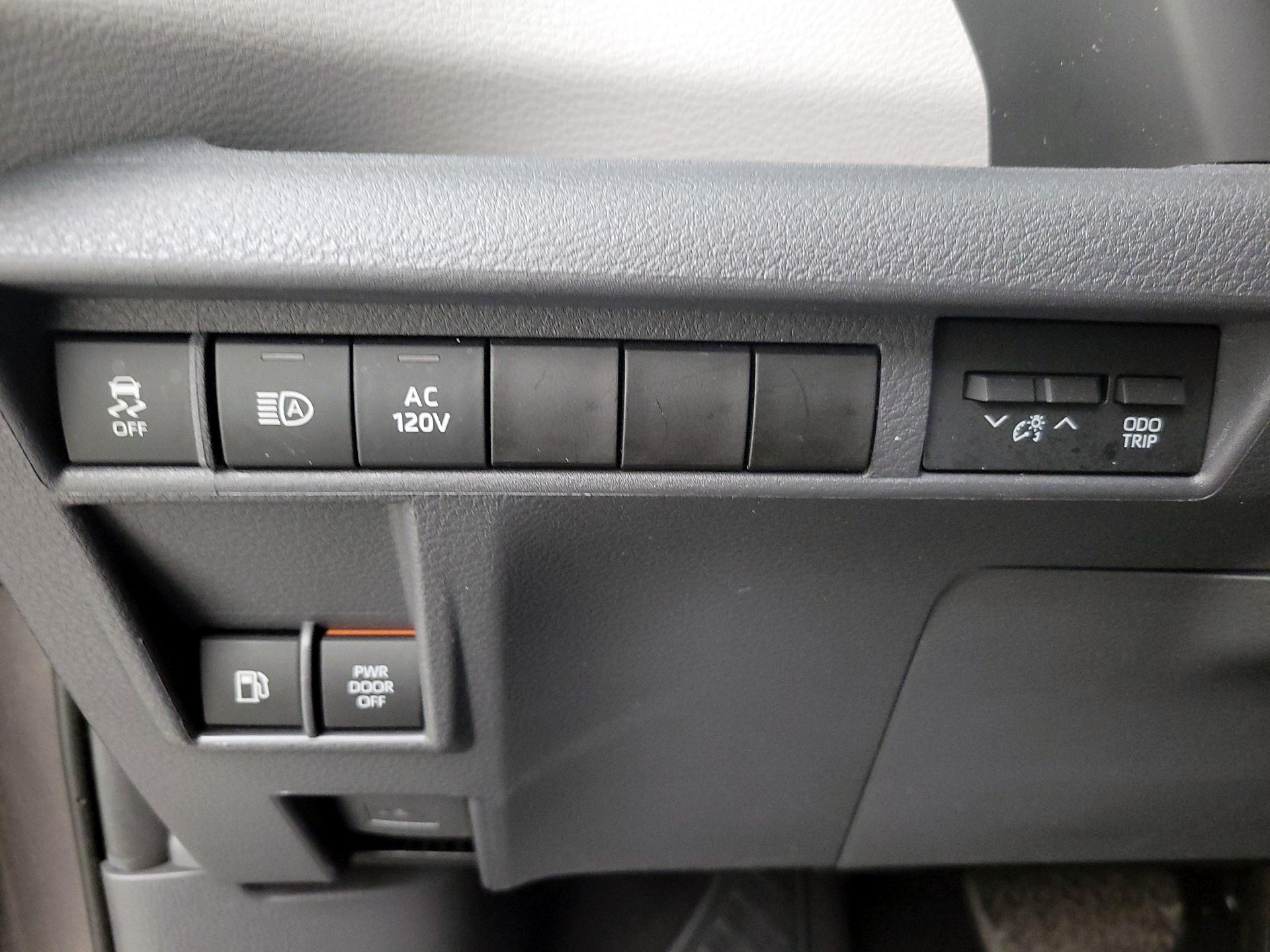 Thumbnail: 2022 Toyota Sienna - 13