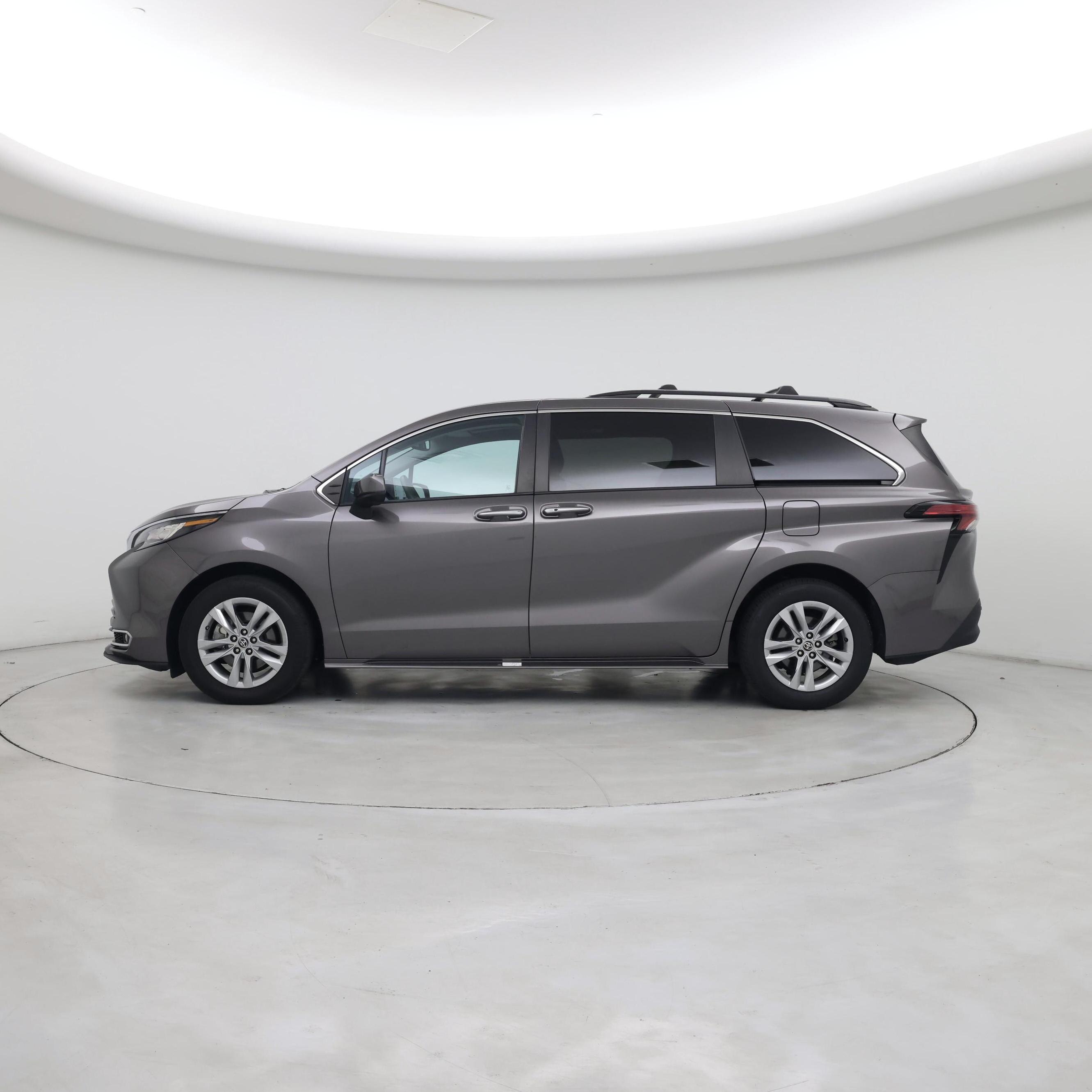 Thumbnail: 2022 Toyota Sienna - 3