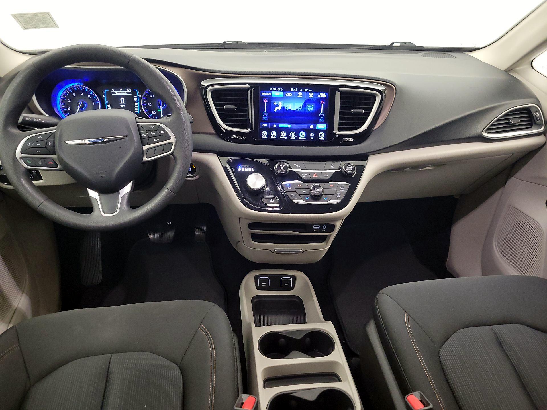 Thumbnail: 2017 Chrysler Pacifica - 9