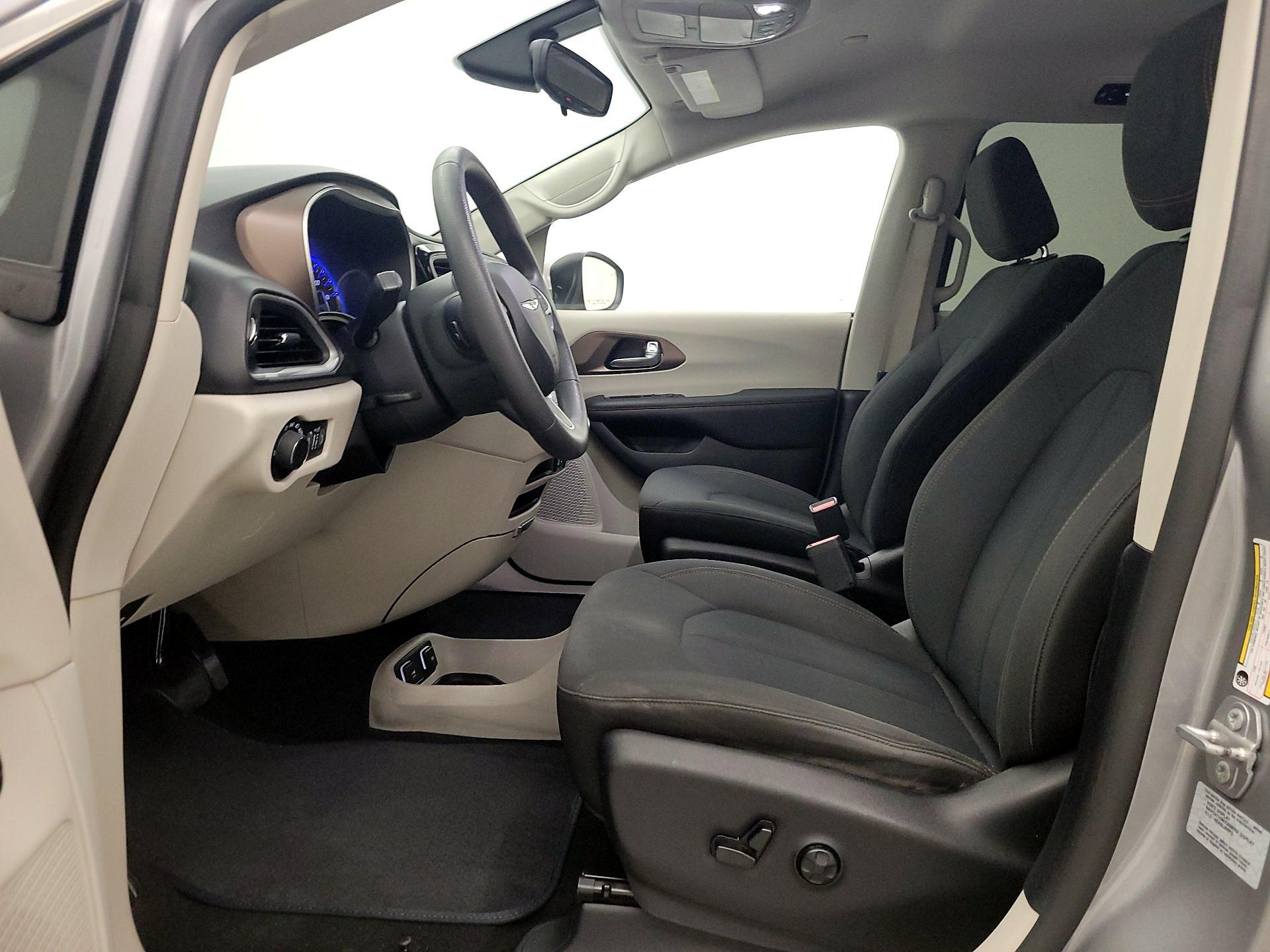 Thumbnail: 2017 Chrysler Pacifica - 11