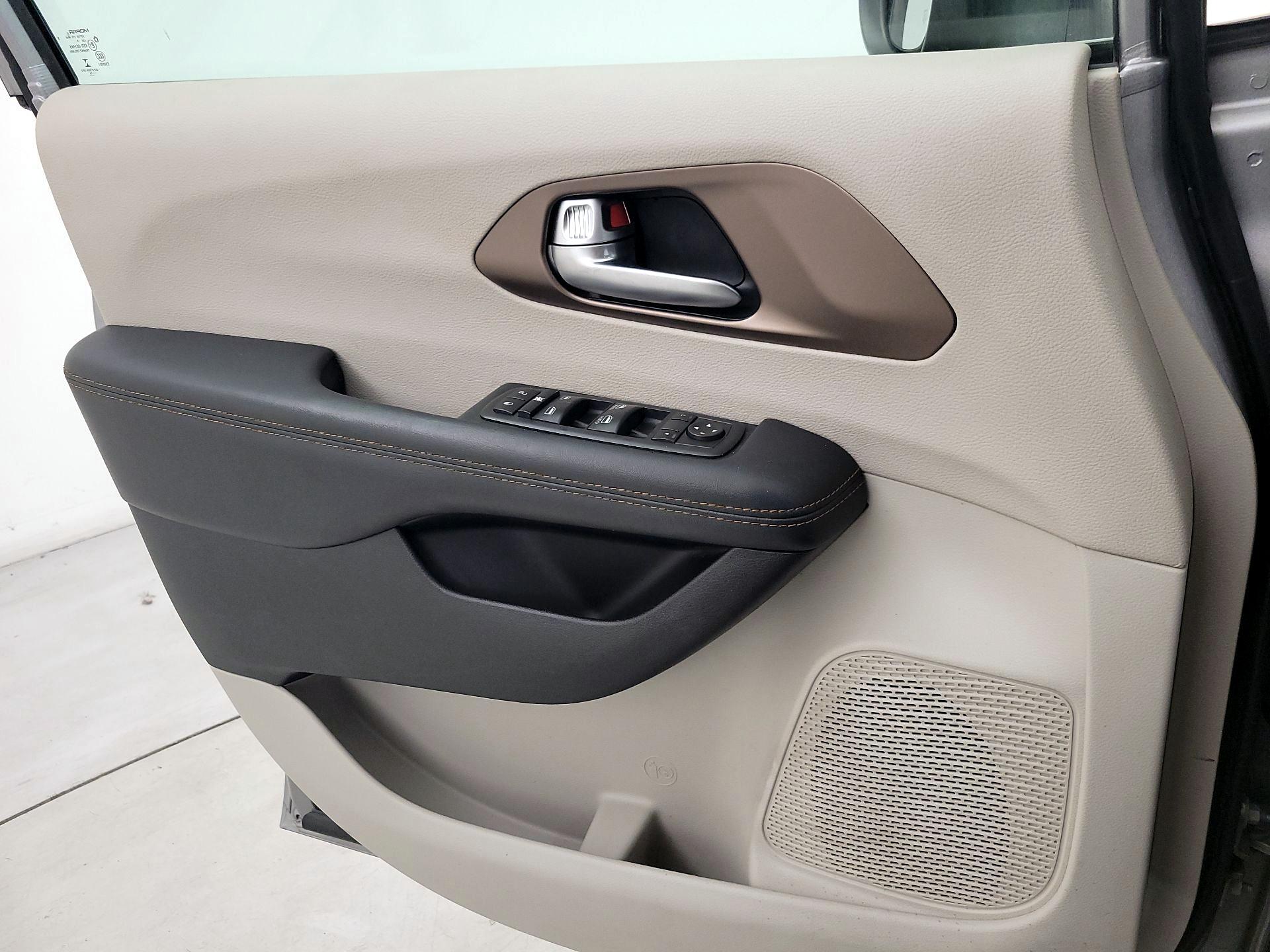 Thumbnail: 2017 Chrysler Pacifica - 12