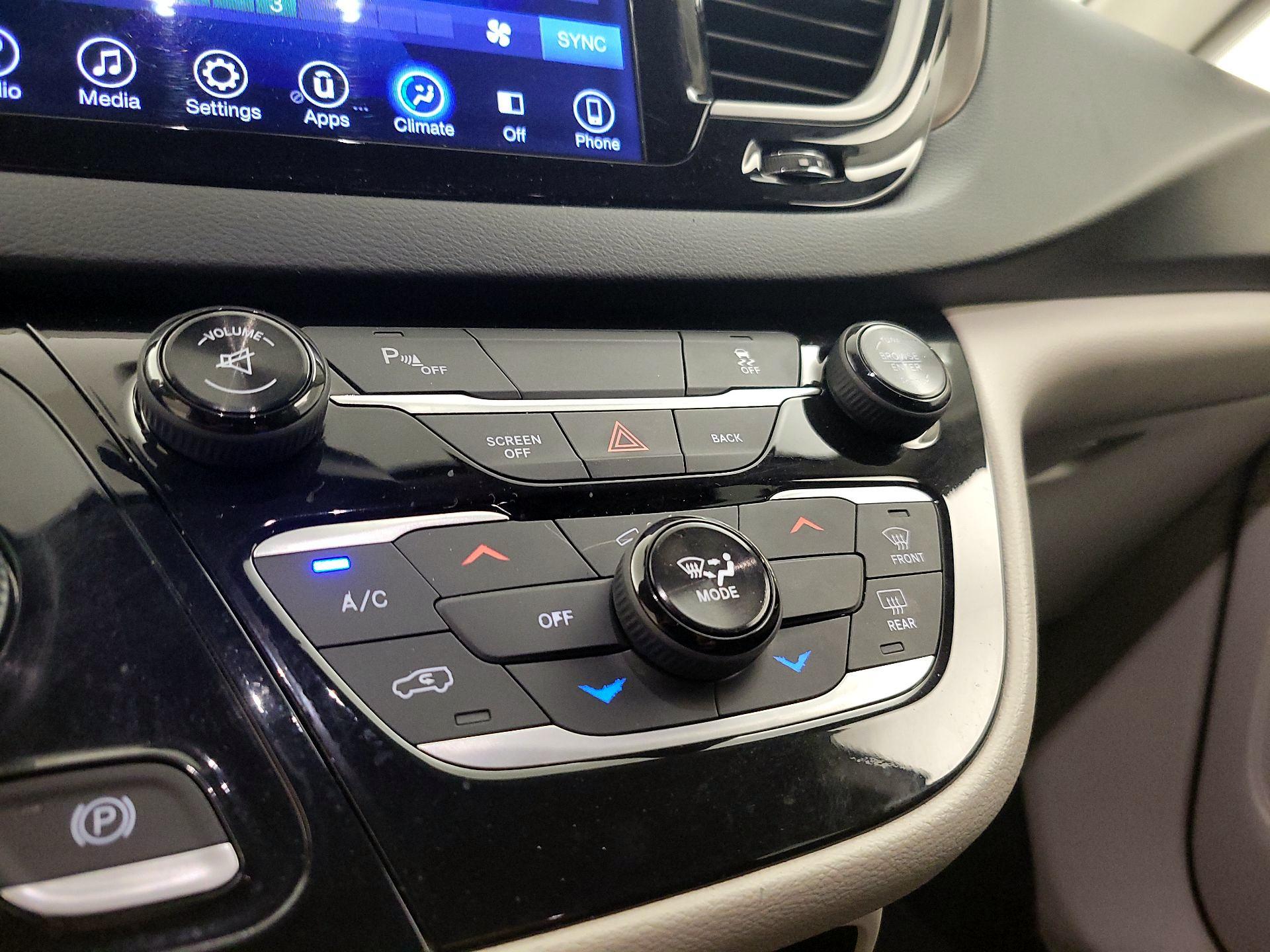 Thumbnail: 2017 Chrysler Pacifica - 16