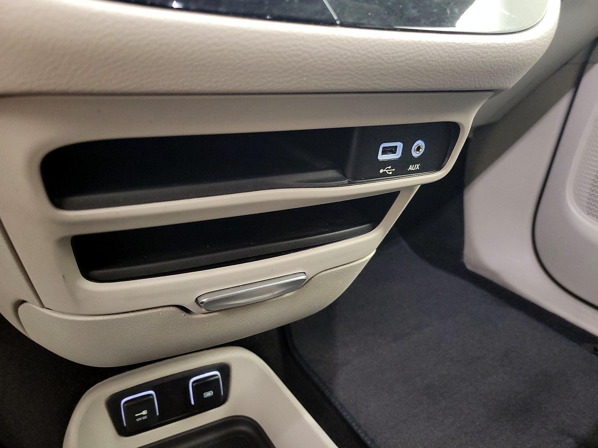 Thumbnail: 2017 Chrysler Pacifica - 18