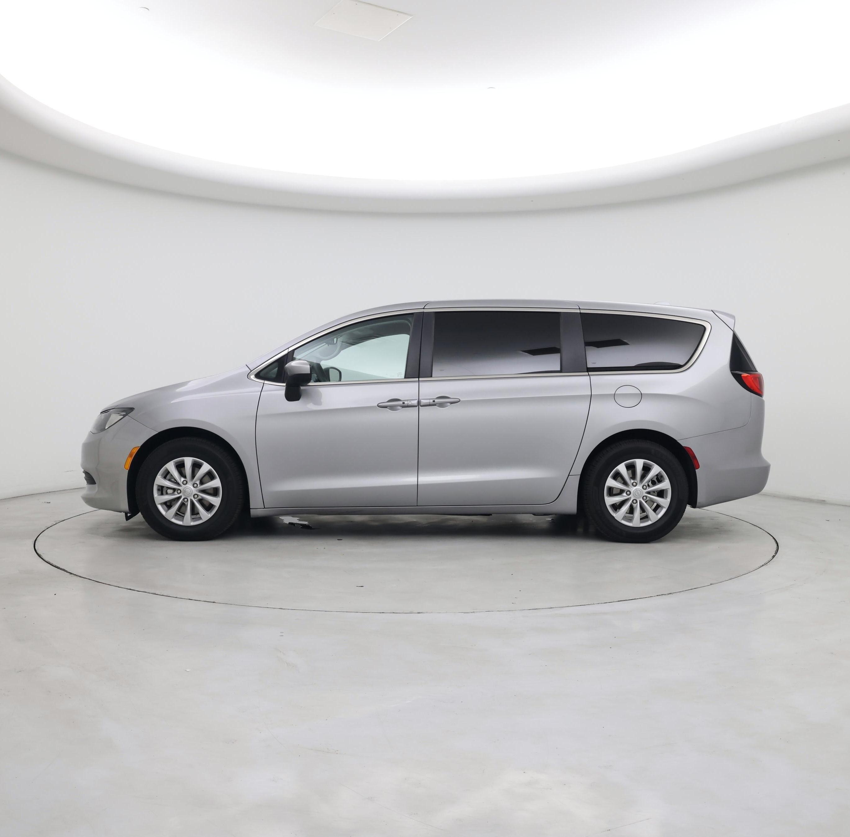 Thumbnail: 2017 Chrysler Pacifica - 3