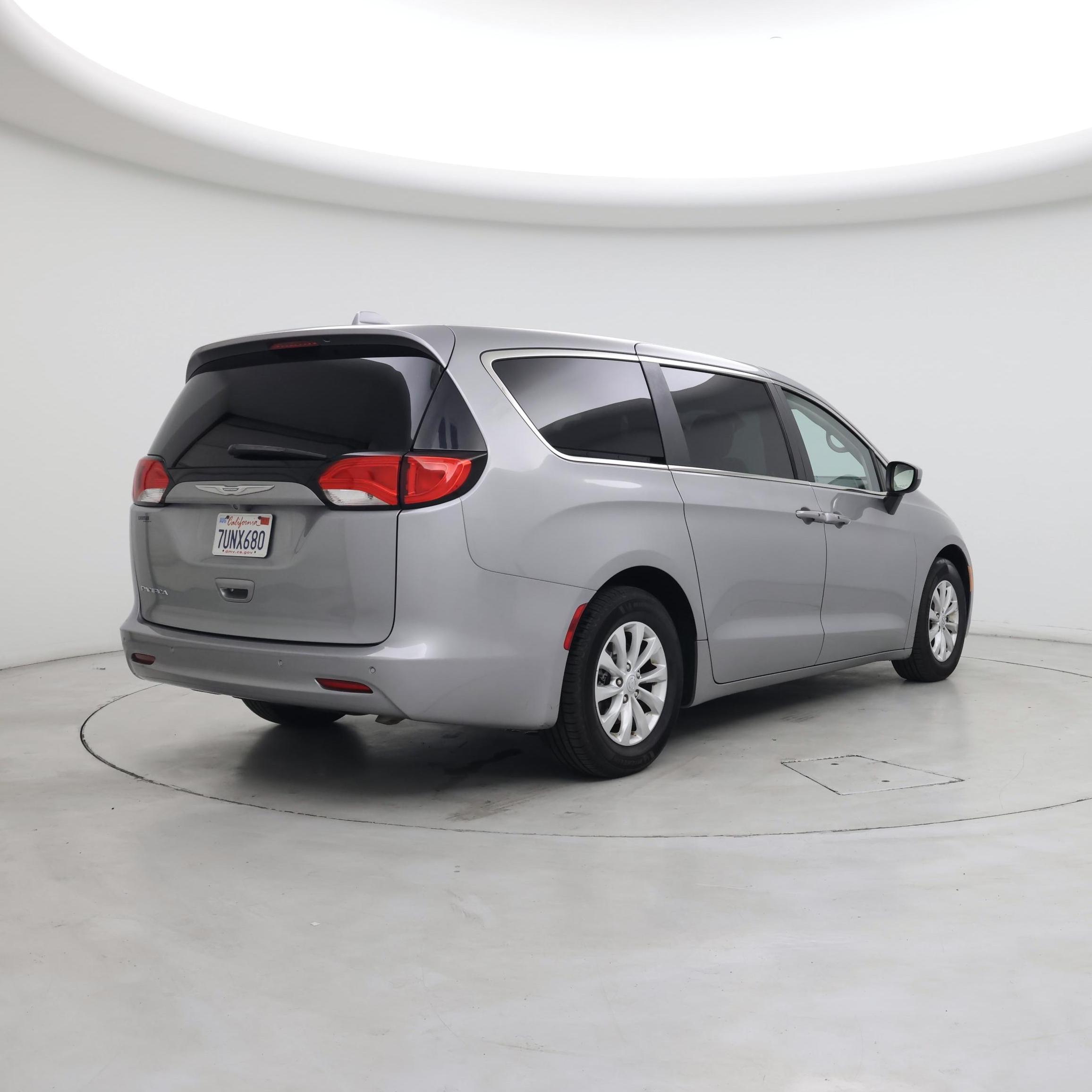 Thumbnail: 2017 Chrysler Pacifica - 8