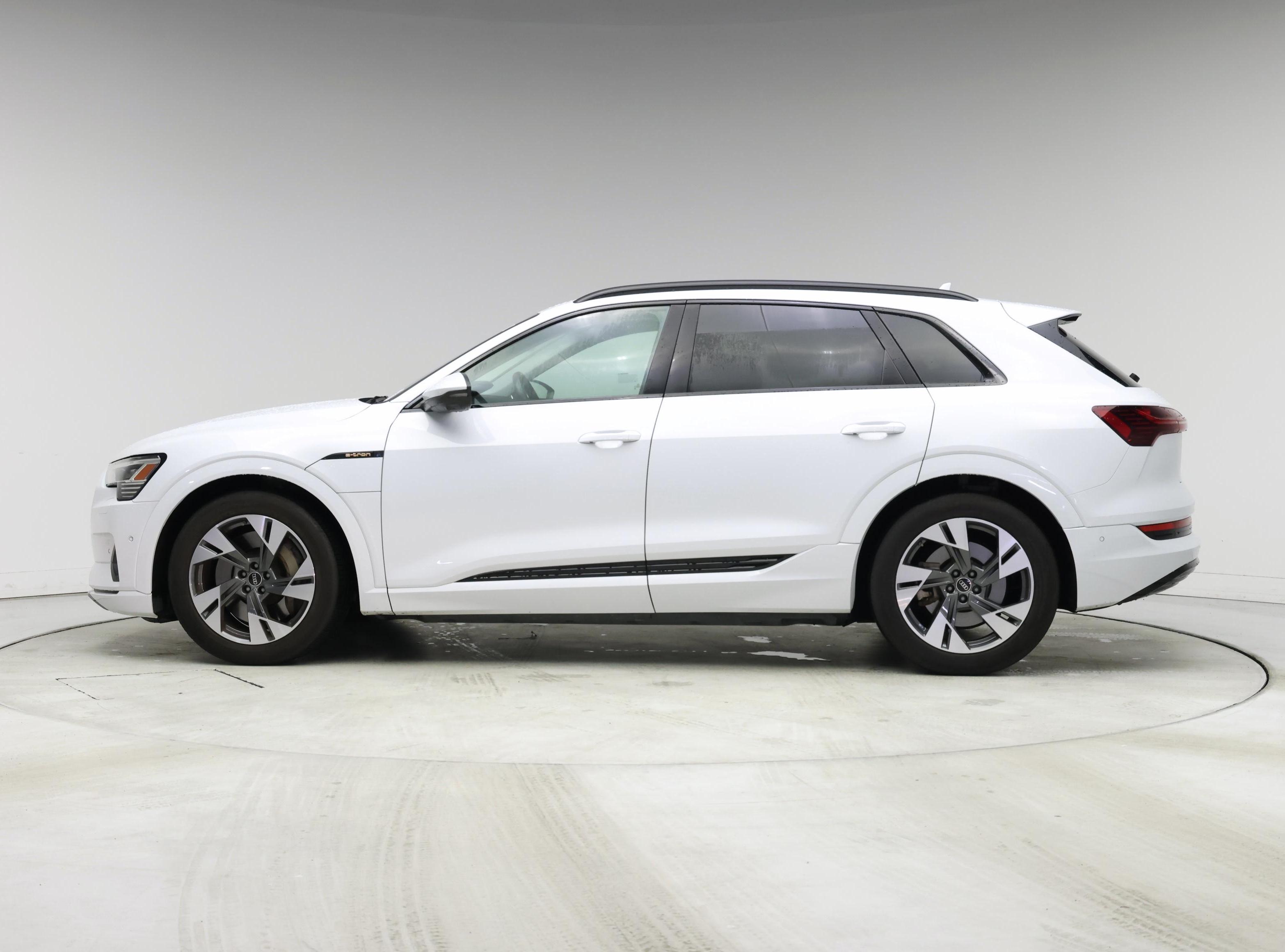 Thumbnail: 2023 Audi e-tron - 3