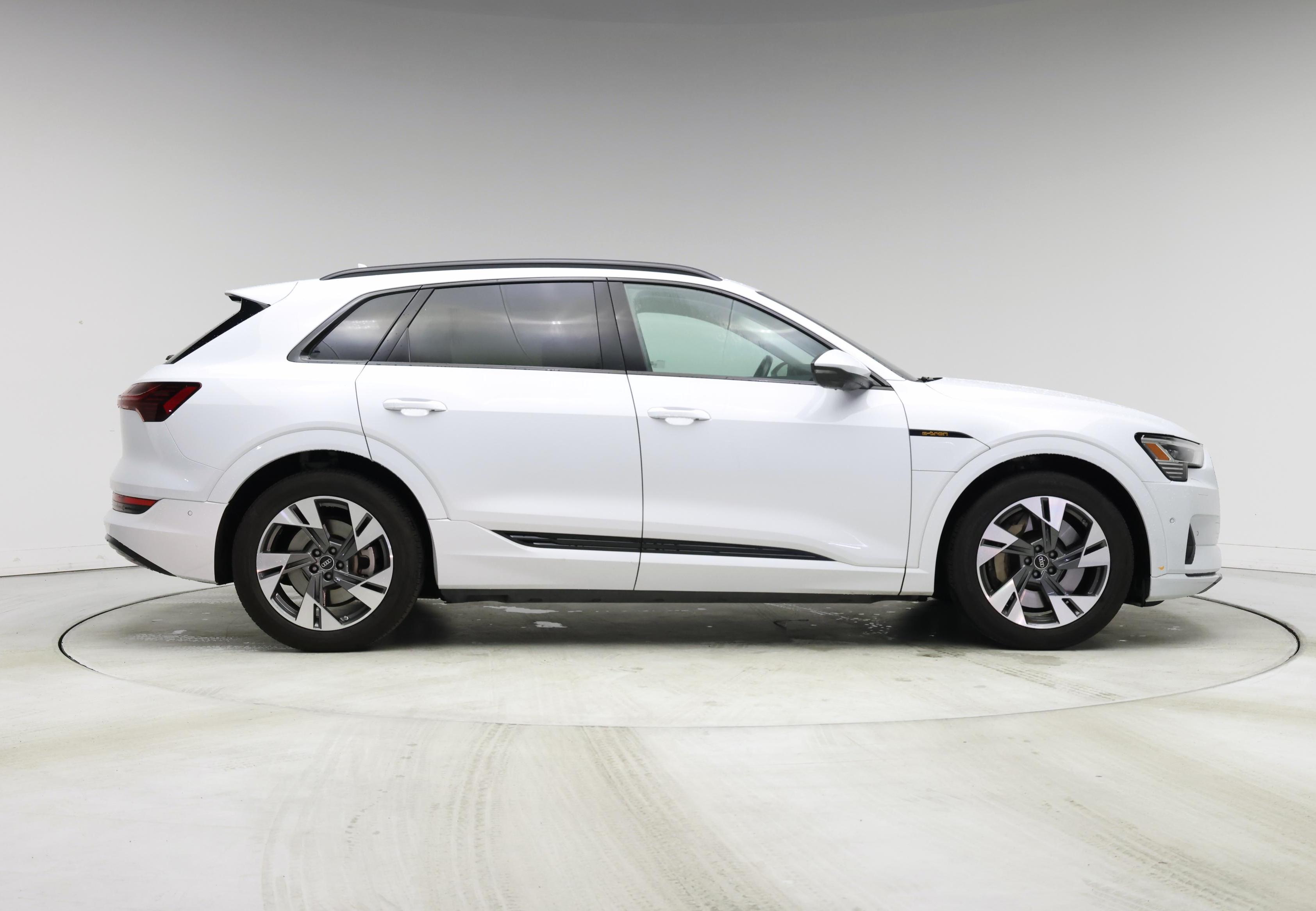 Thumbnail: 2023 Audi e-tron - 7