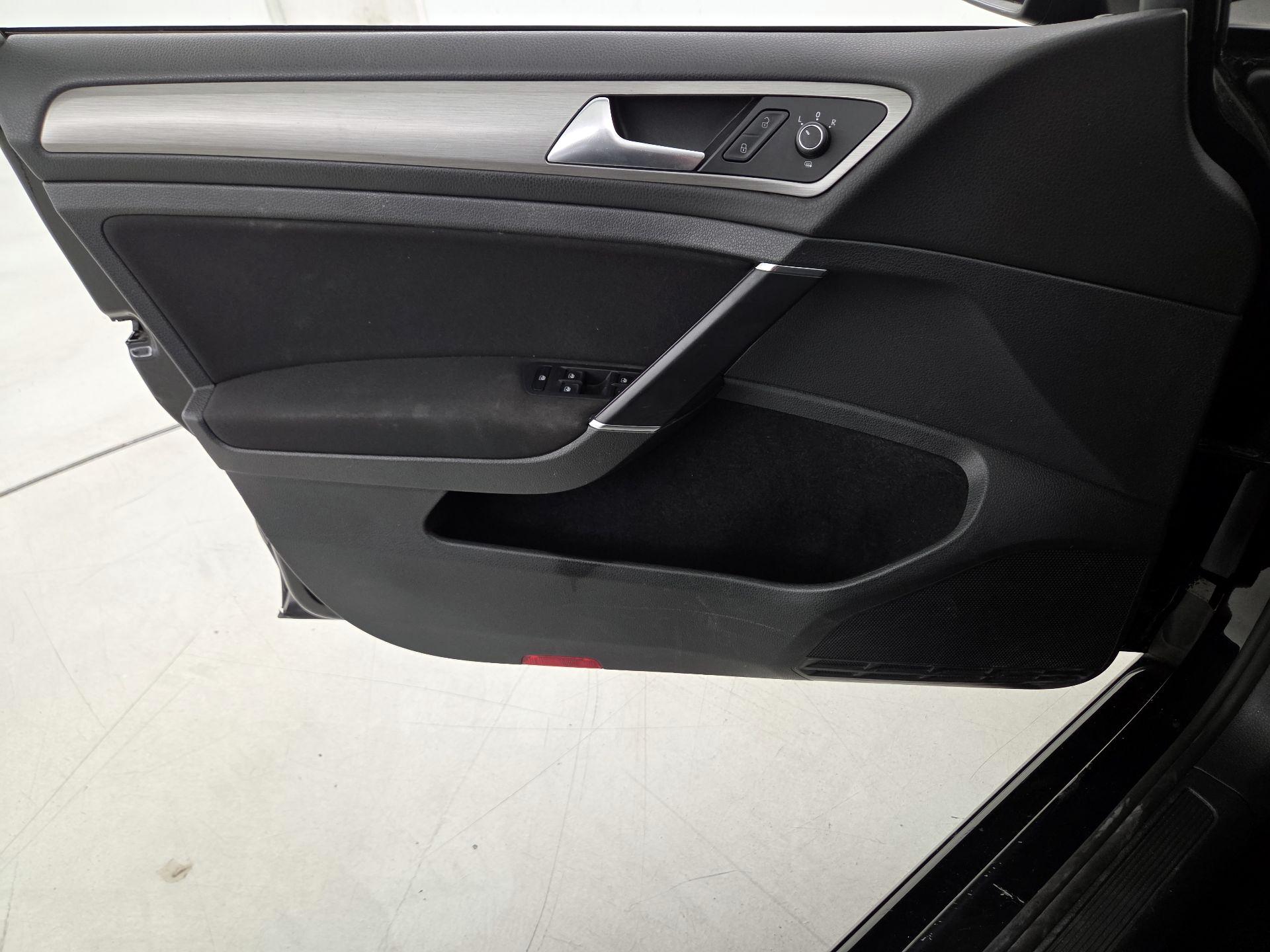 Thumbnail: 2017 Volkswagen Golf - 12