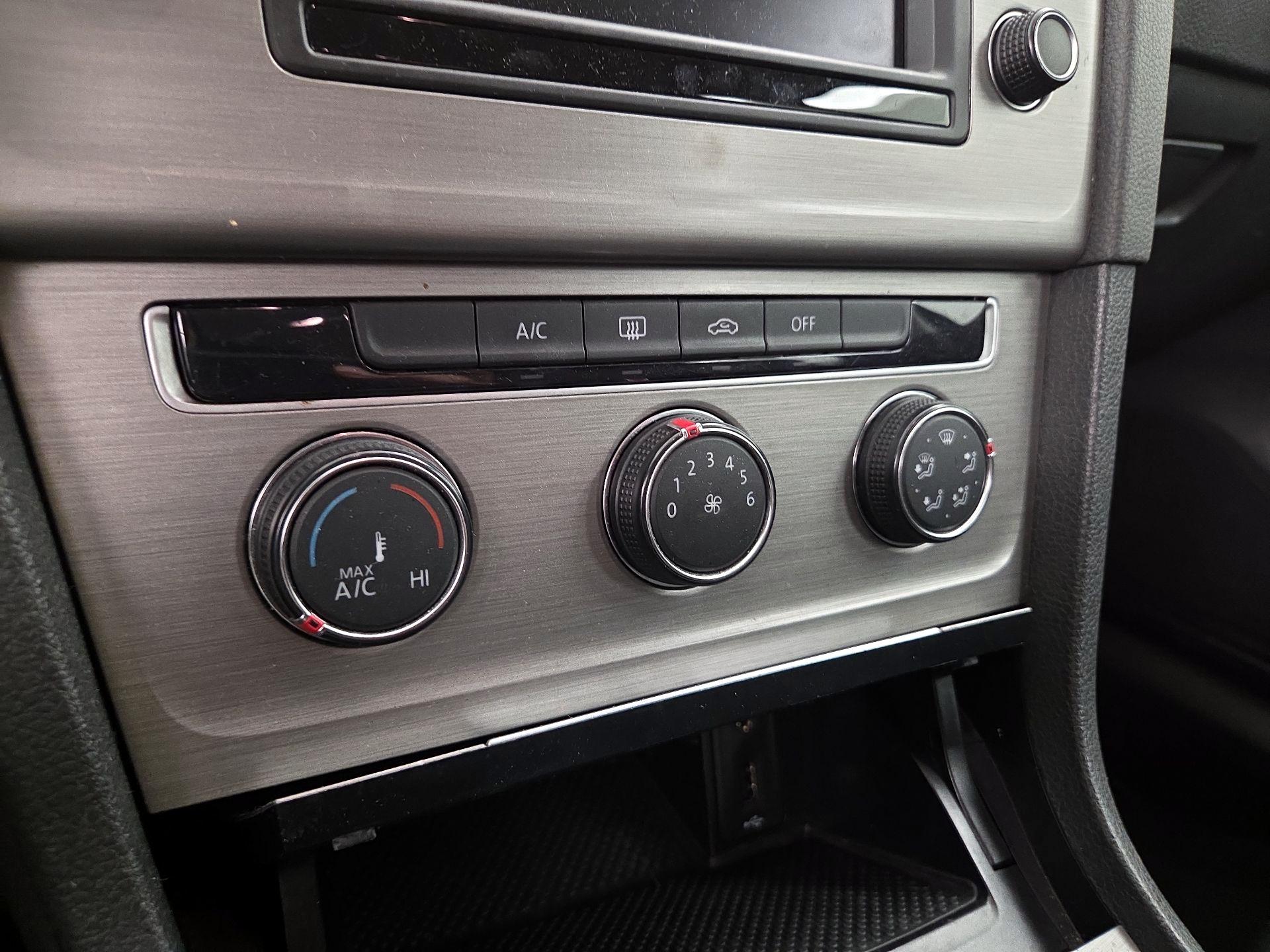 Thumbnail: 2017 Volkswagen Golf - 16