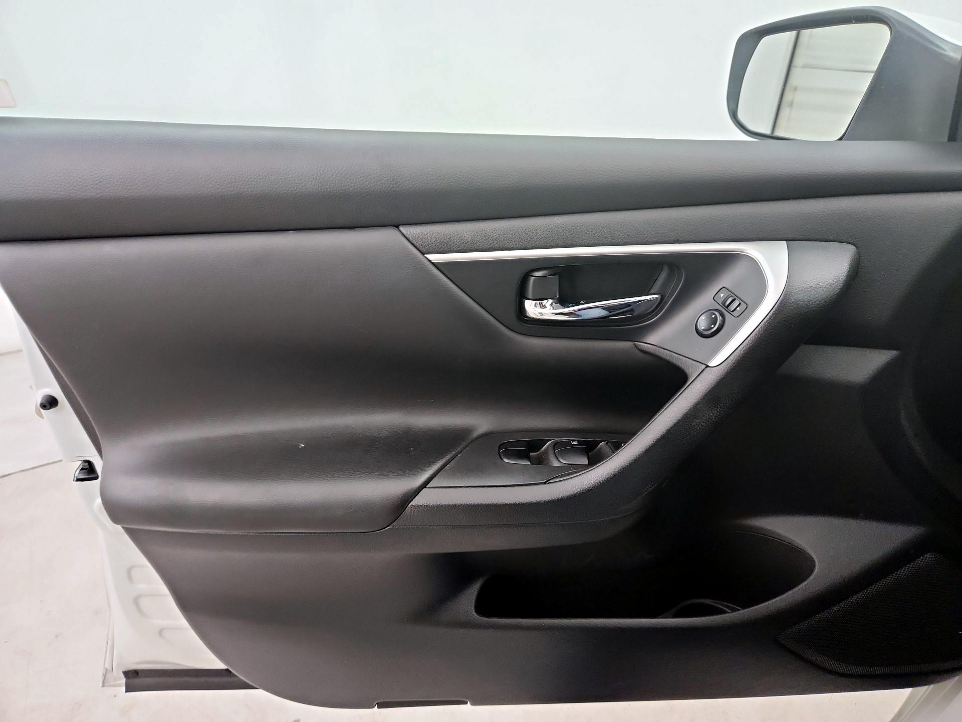 Thumbnail: 2016 Nissan Altima - 12