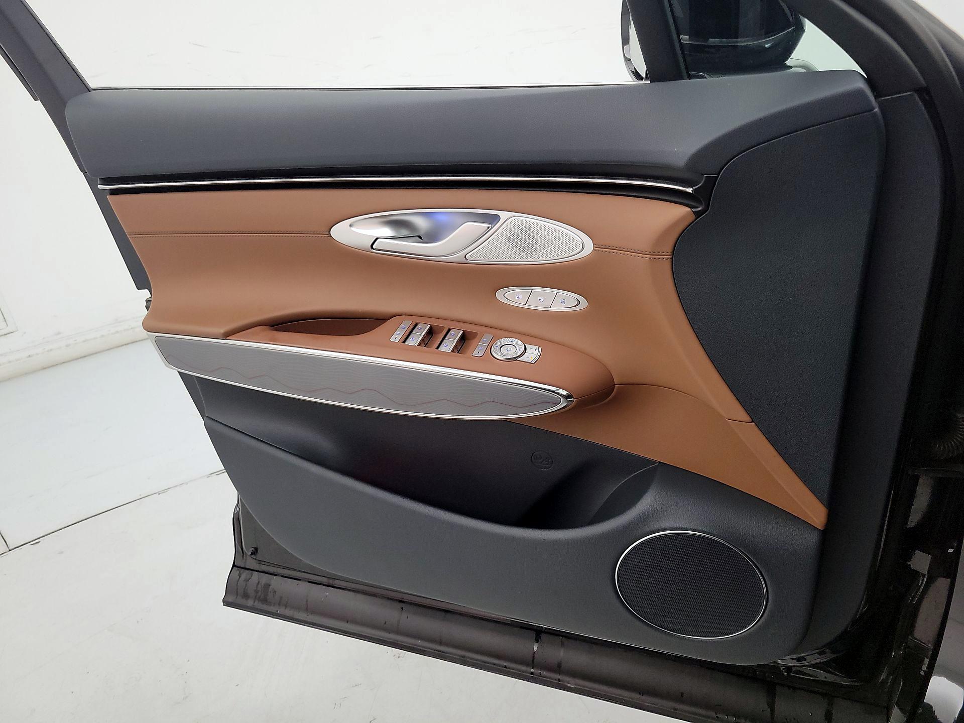 Thumbnail: 2025 Genesis GV70 - 12