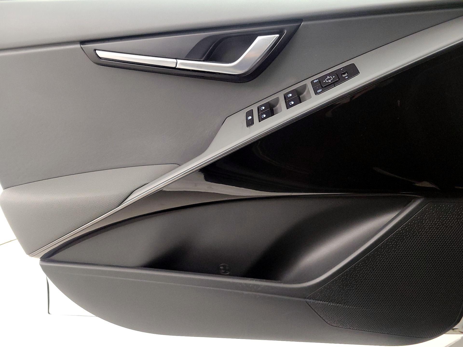 Thumbnail: 2023 Kia Niro - 12