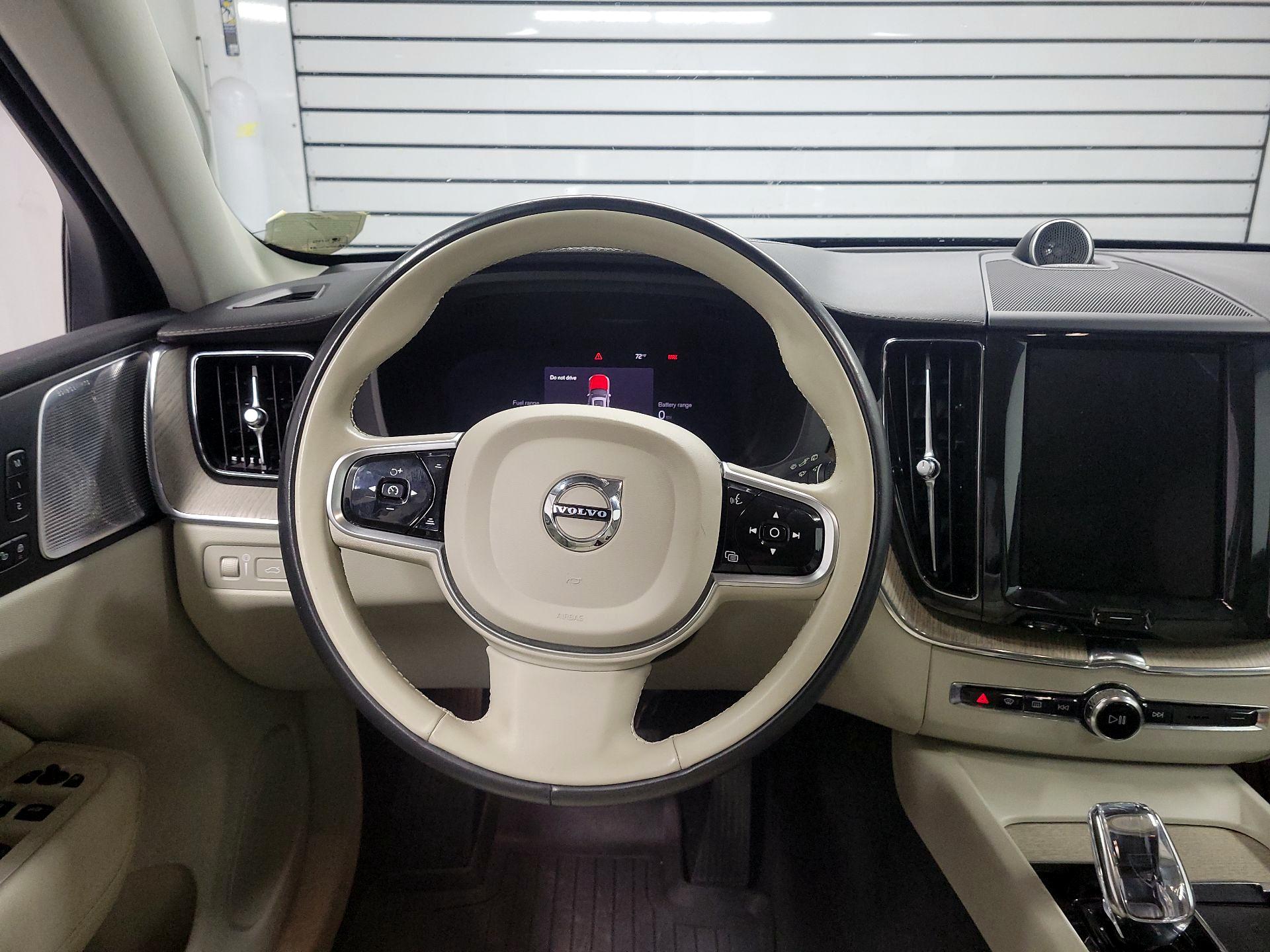 Thumbnail: 2022 Volvo XC60 - 10