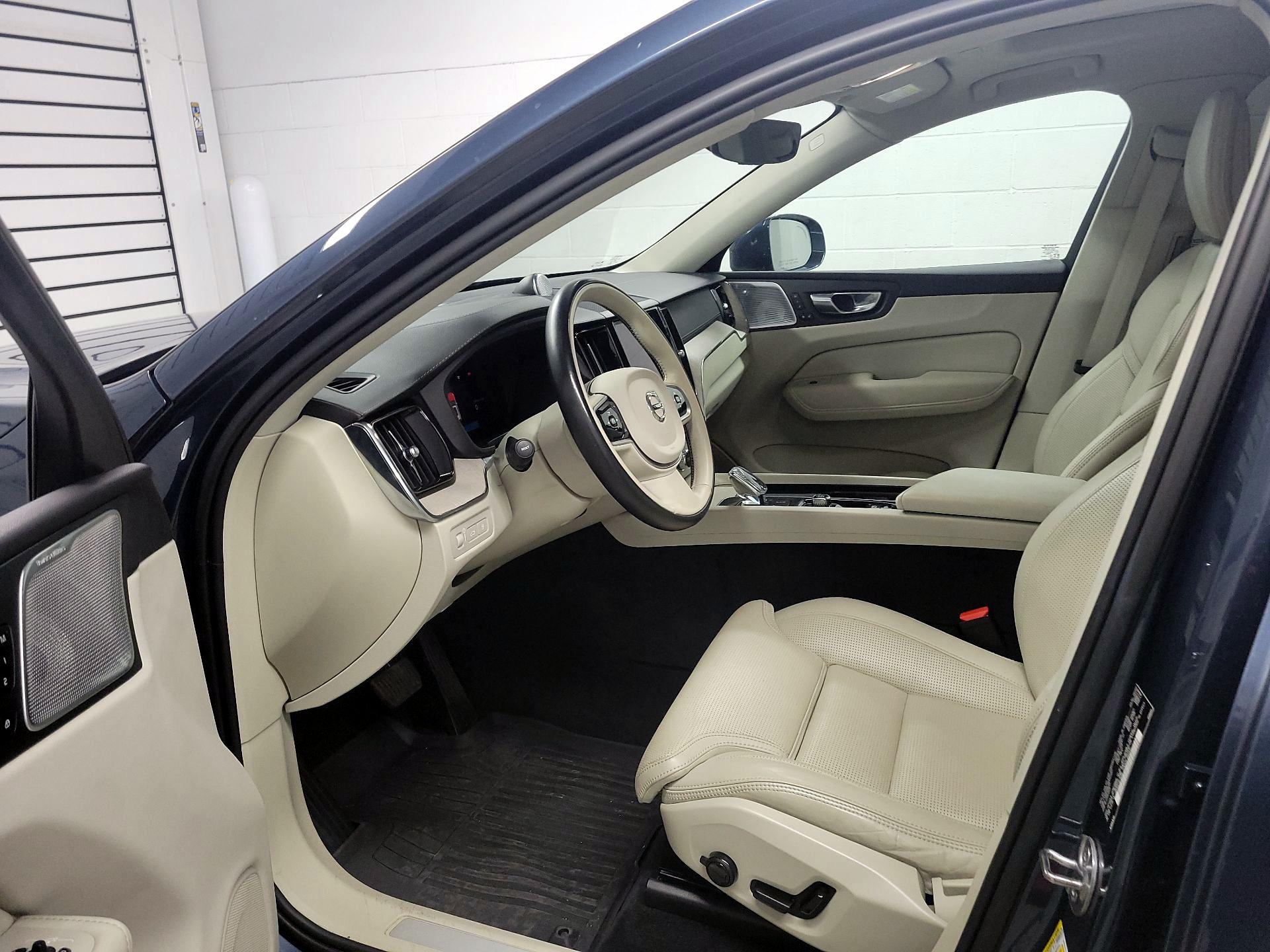 Thumbnail: 2022 Volvo XC60 - 11