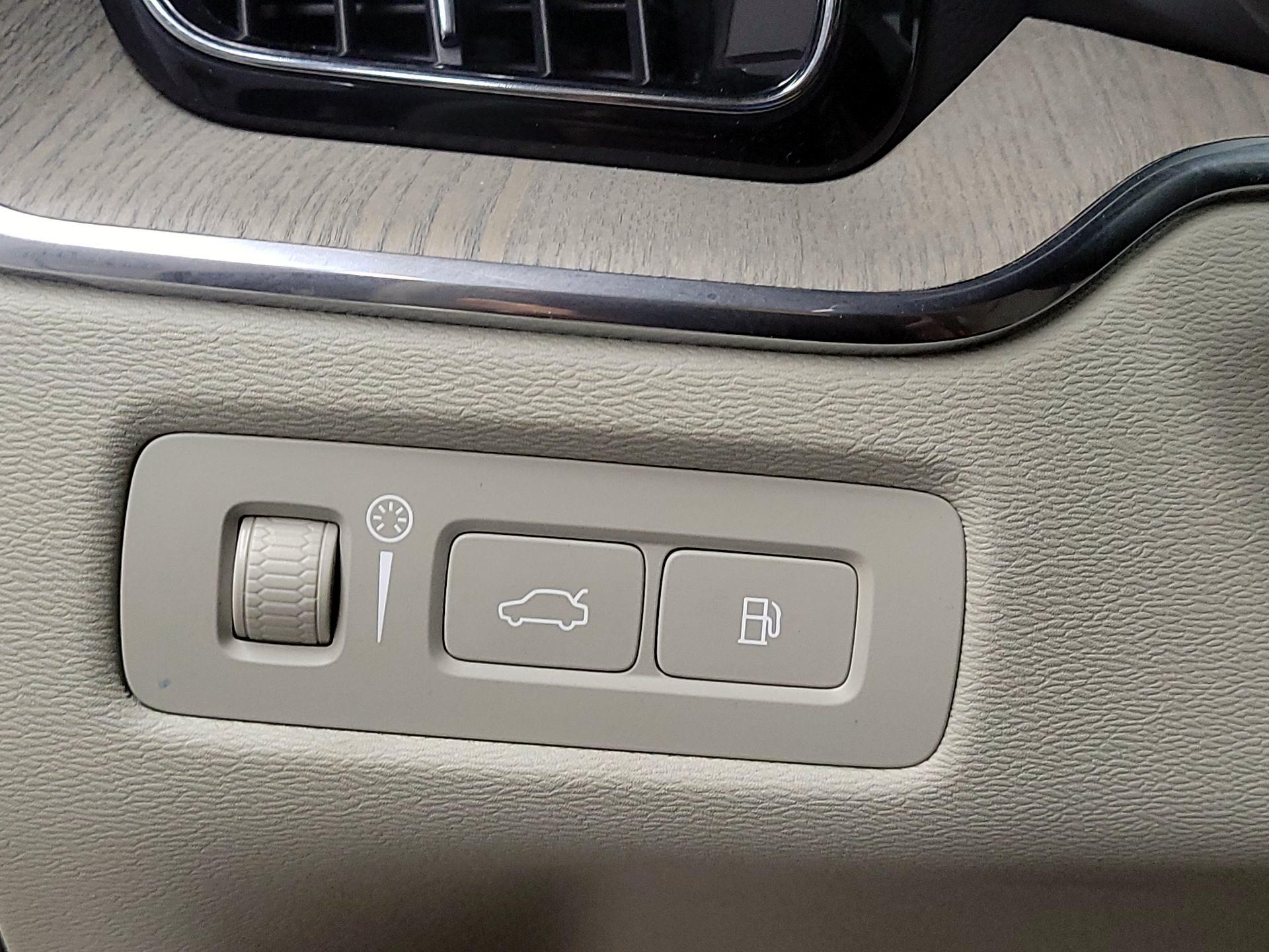 Thumbnail: 2022 Volvo XC60 - 13