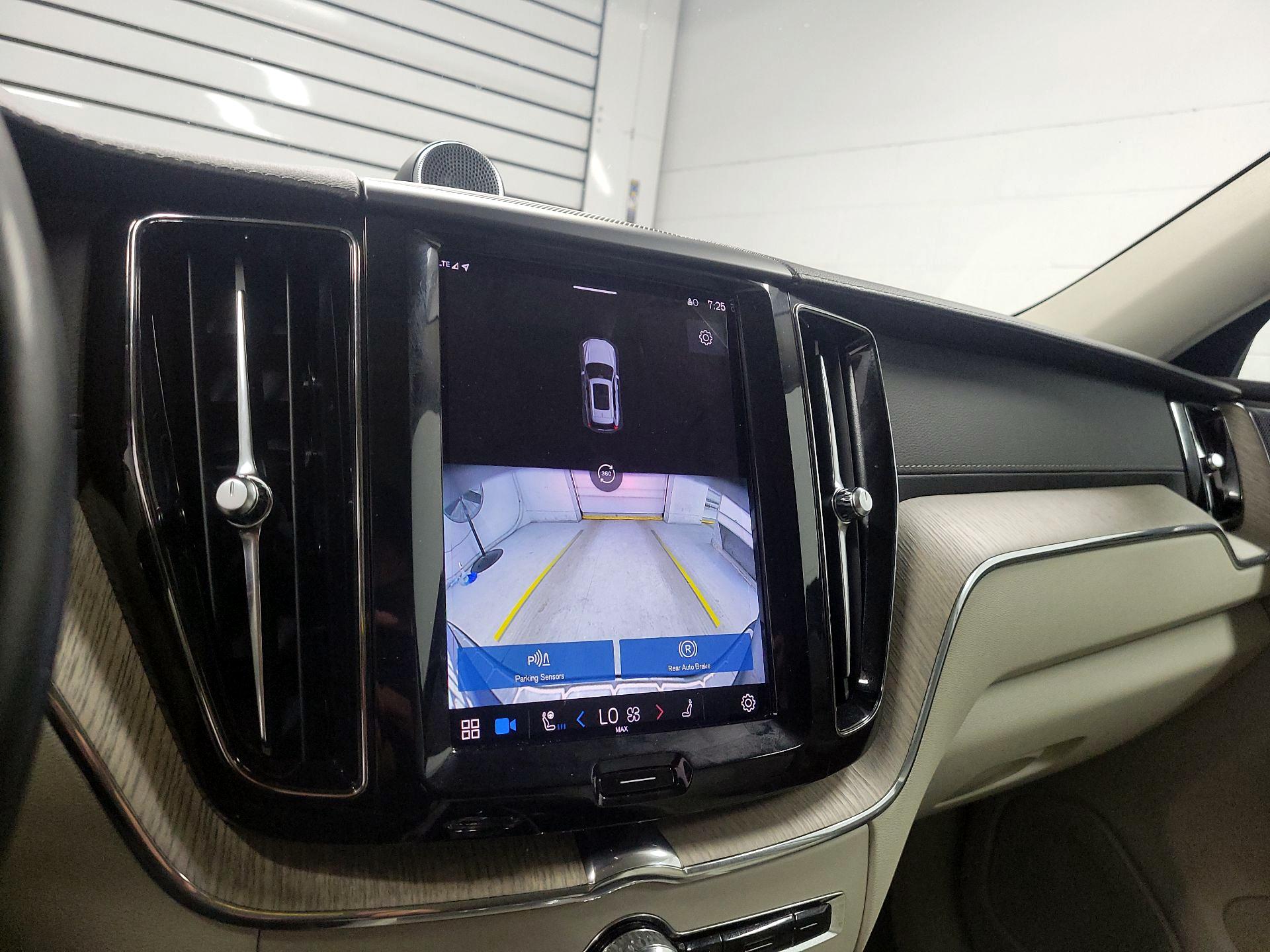 Thumbnail: 2022 Volvo XC60 - 14