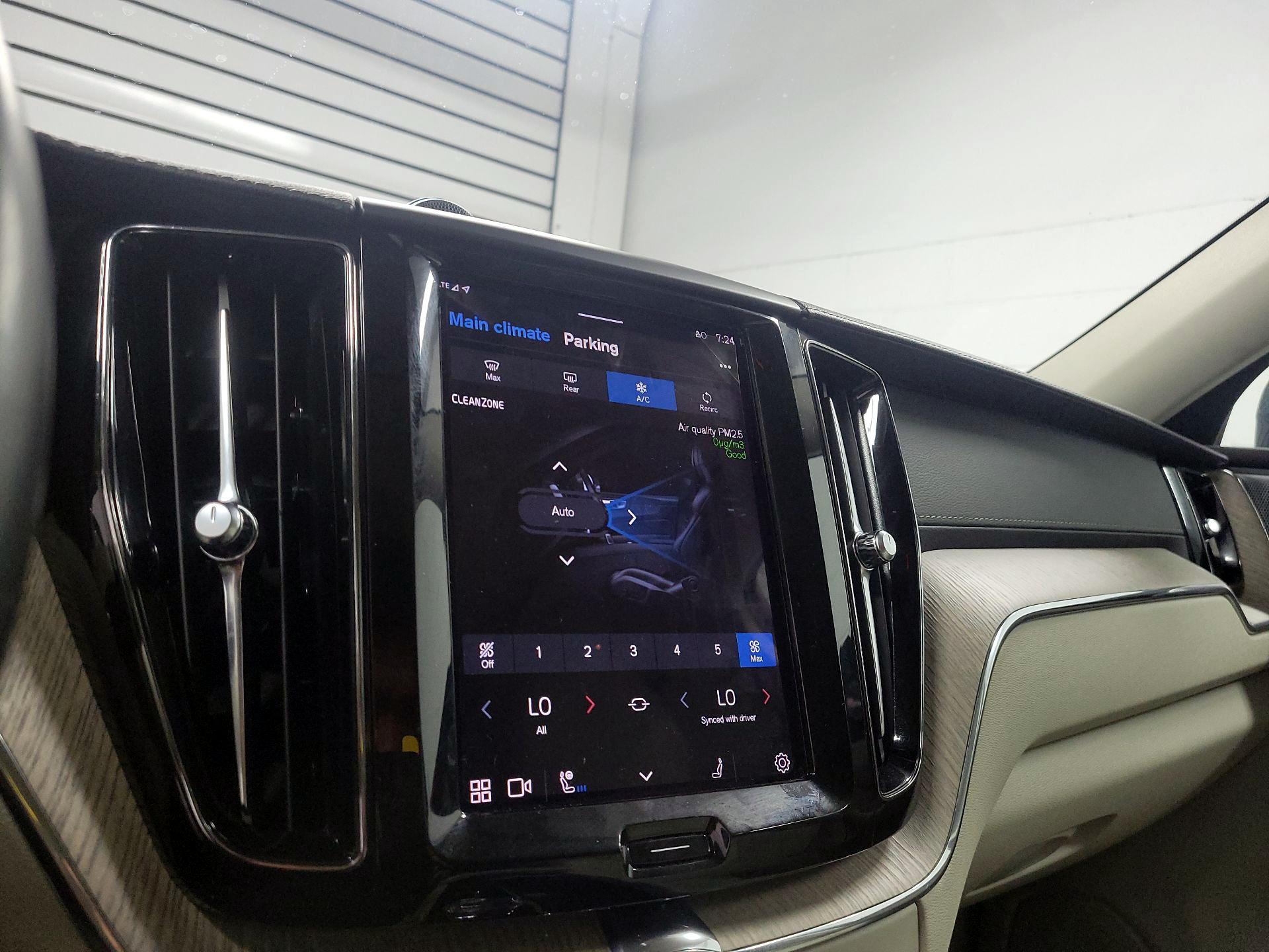 Thumbnail: 2022 Volvo XC60 - 16