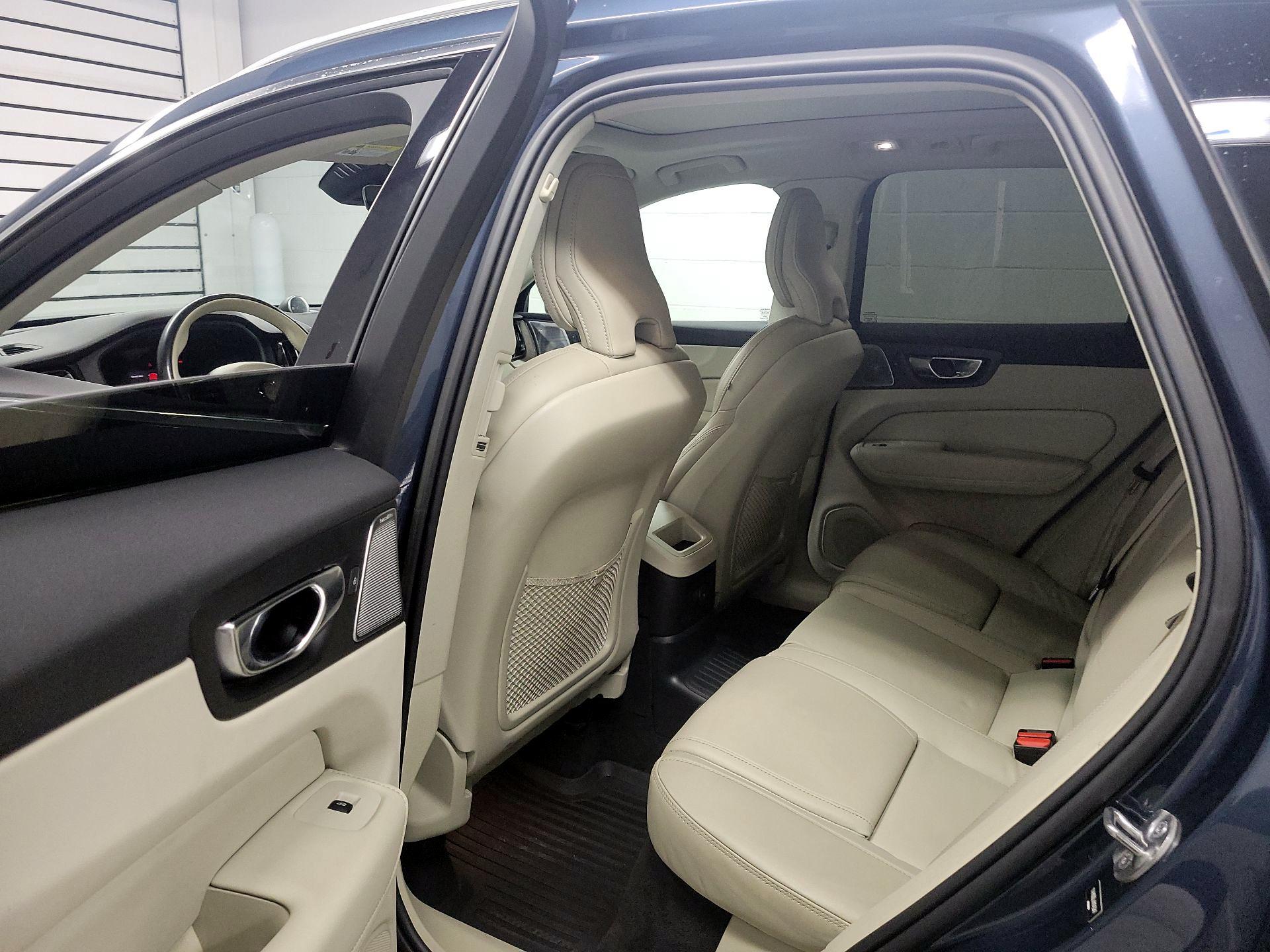 Thumbnail: 2022 Volvo XC60 - 18