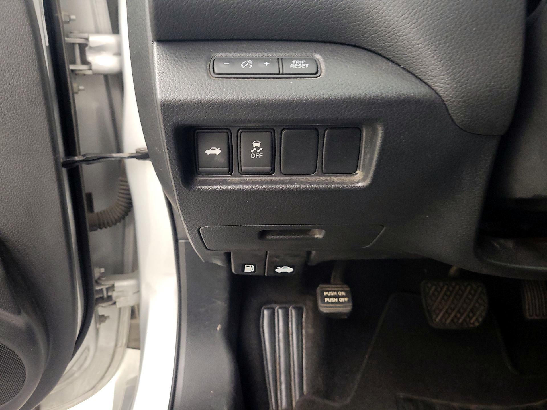 Thumbnail: 2017 Nissan Altima - 13