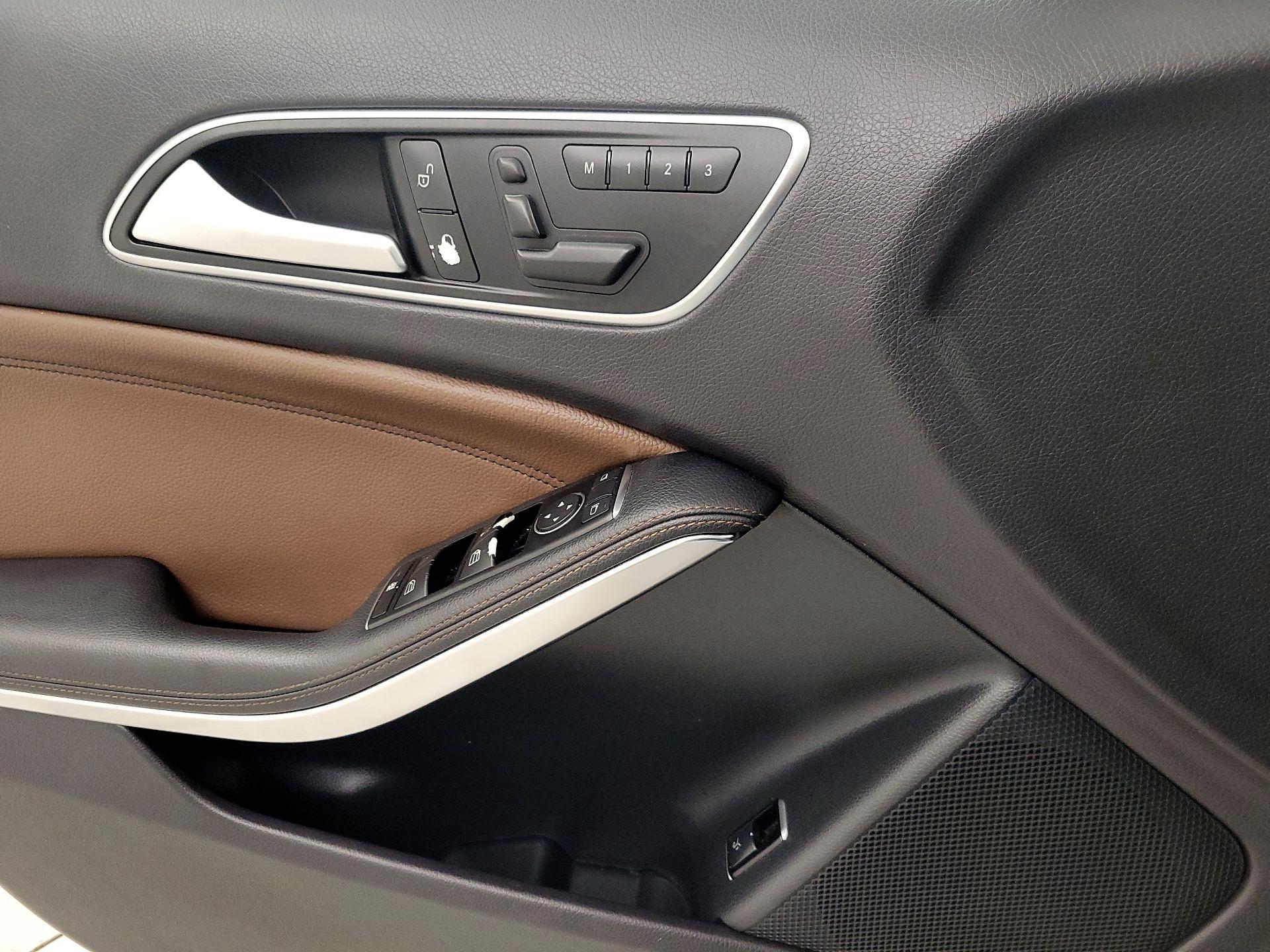 Thumbnail: 2015 Mercedes-Benz GLA - 10