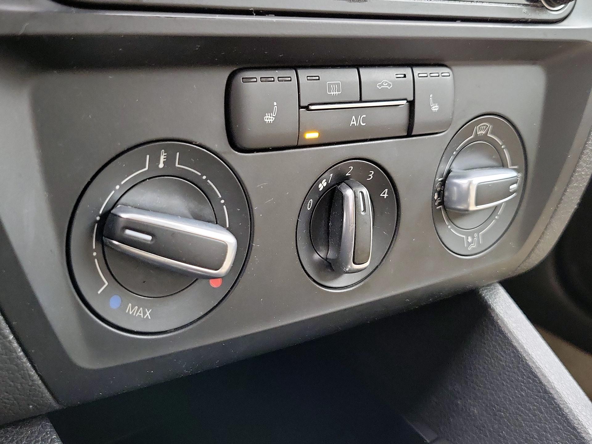 Thumbnail: 2016 Volkswagen Jetta - 16