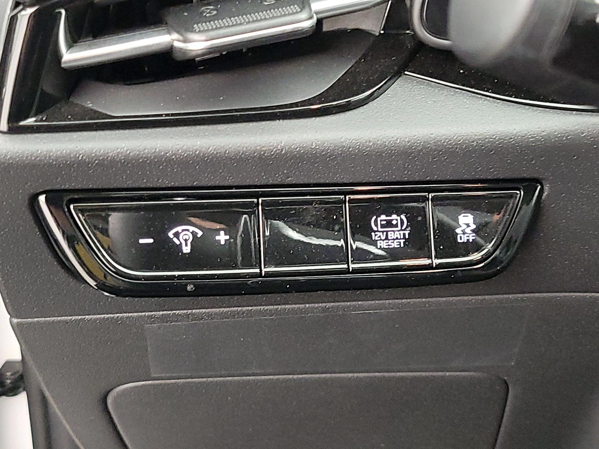 Thumbnail: 2023 Kia Niro - 13