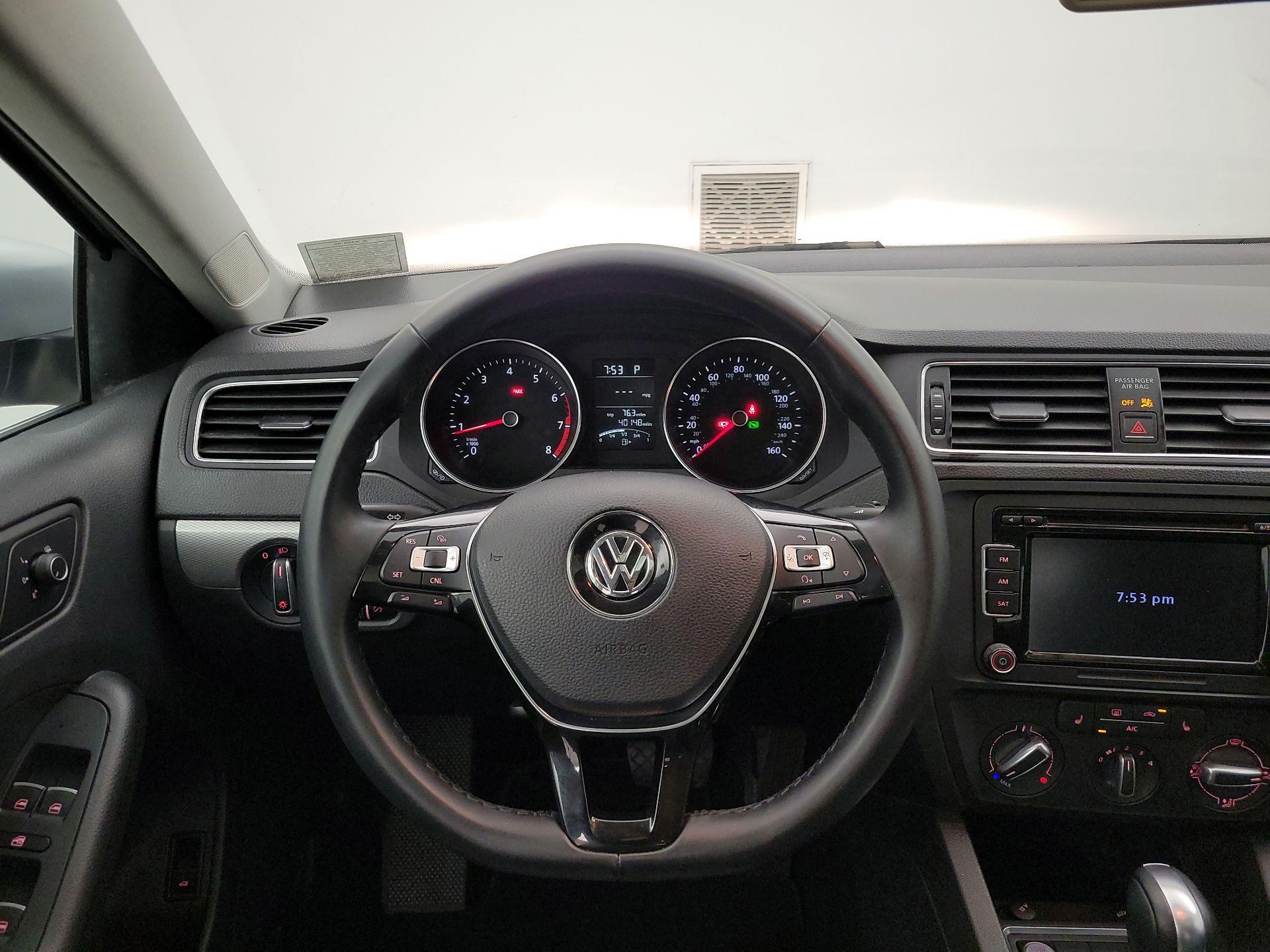 Thumbnail: 2015 Volkswagen Jetta - 10