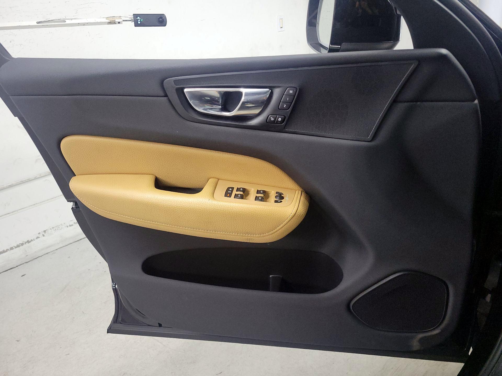 Thumbnail: 2019 Volvo XC60 - 12