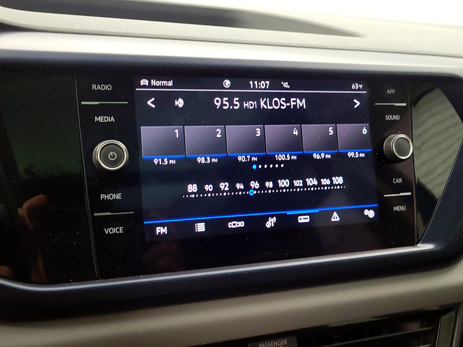 Thumbnail: 2022 Volkswagen Taos - 15