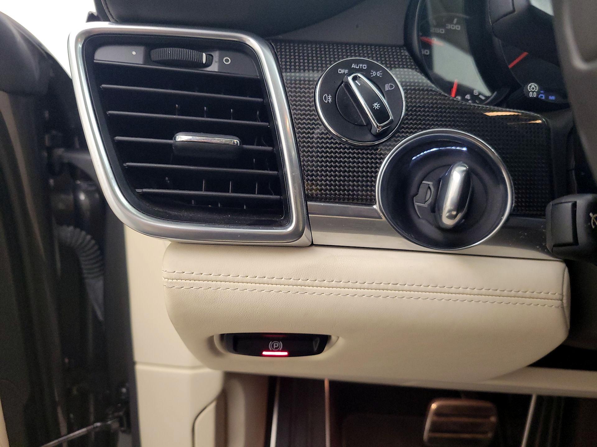 Thumbnail: 2016 Porsche Panamera - 13