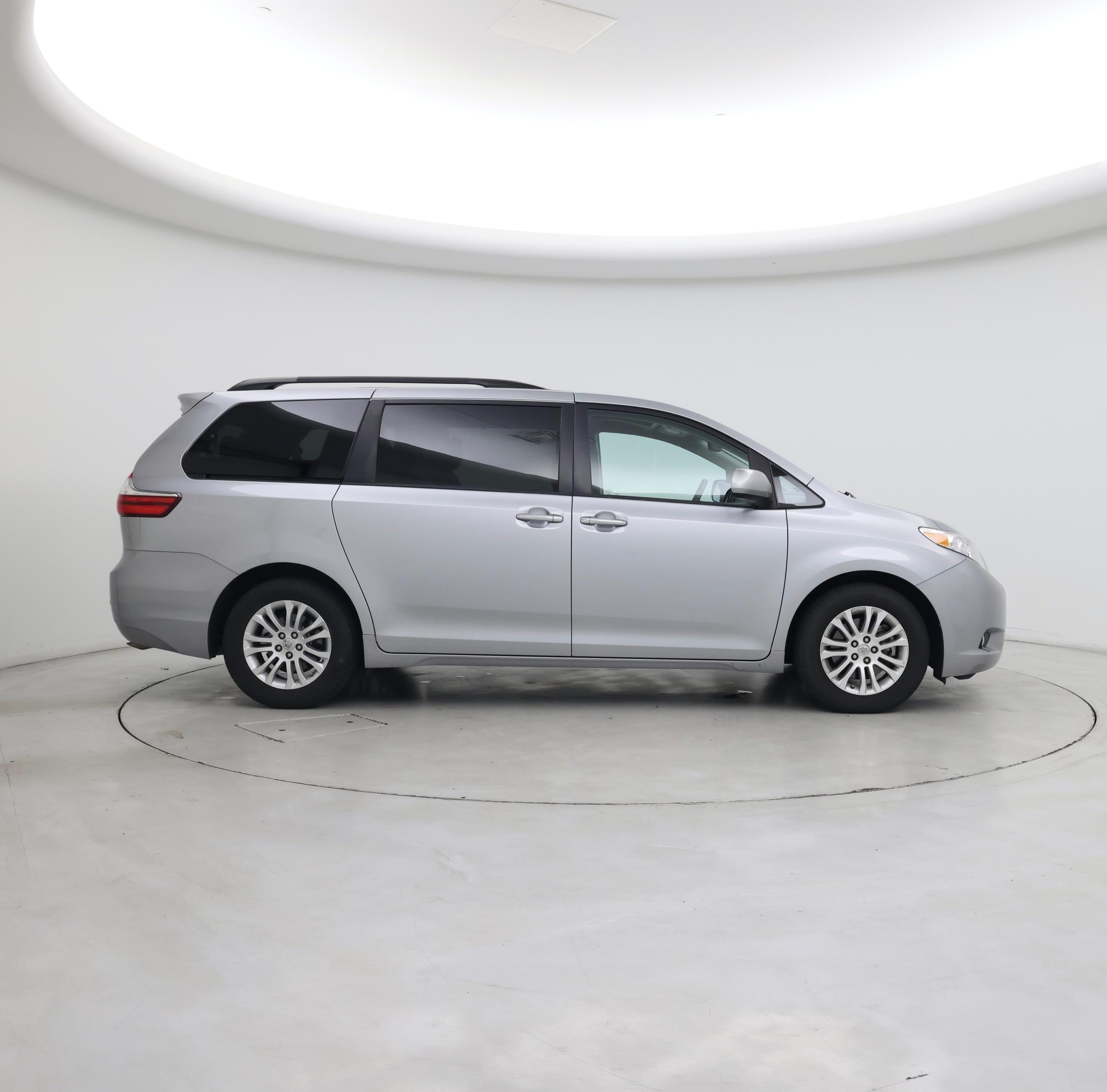 Thumbnail: 2016 Toyota Sienna - 7