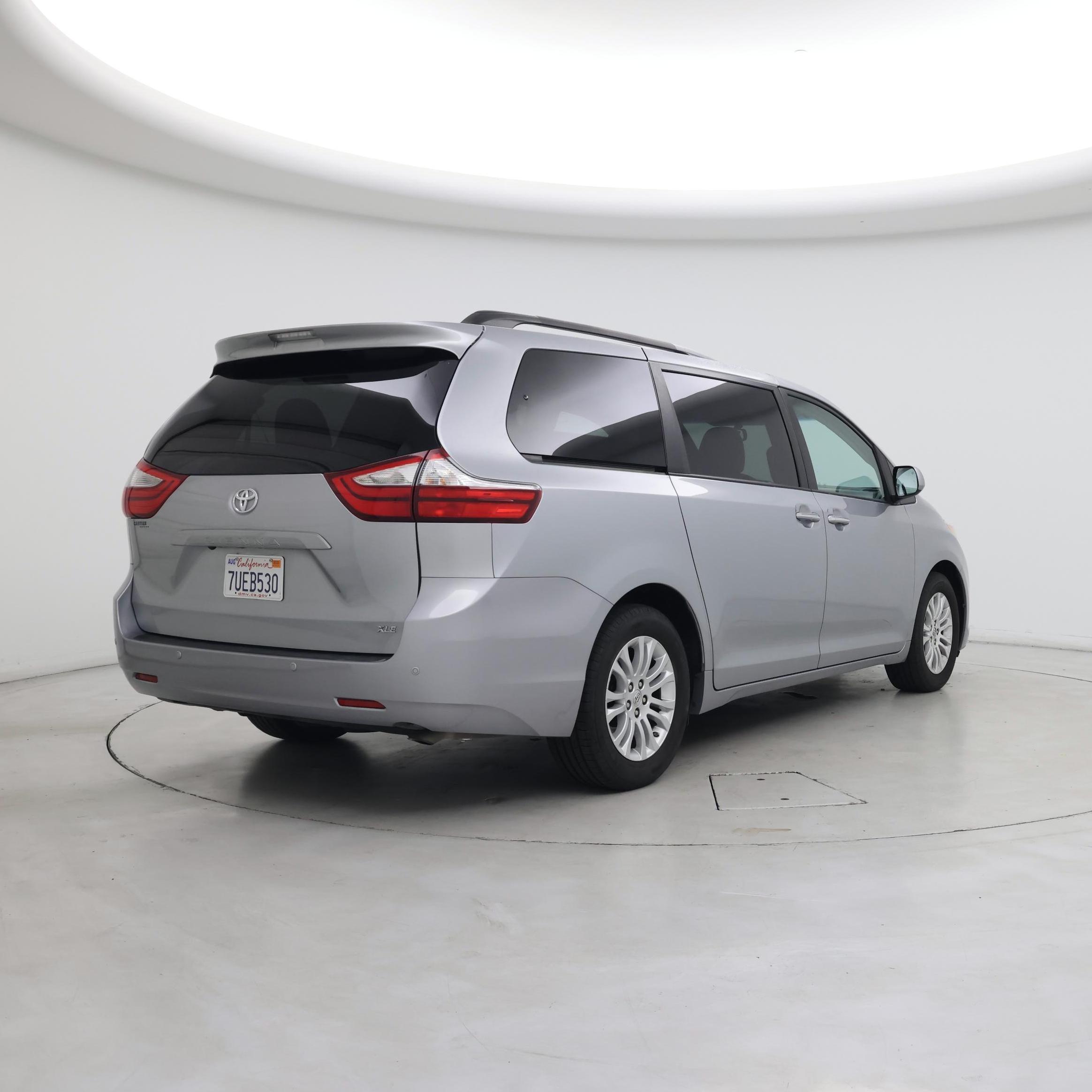 Thumbnail: 2016 Toyota Sienna - 8