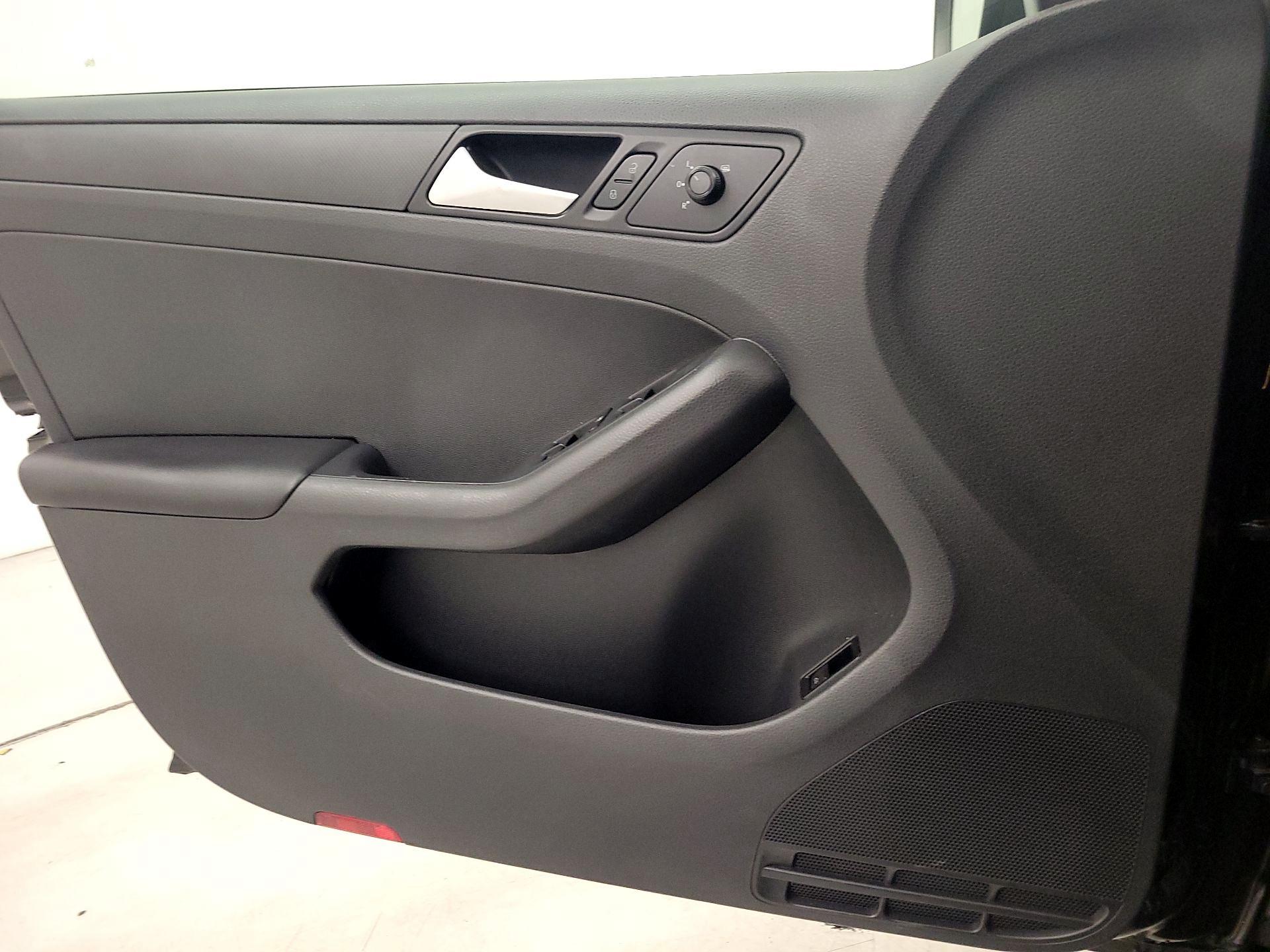 Thumbnail: 2015 Volkswagen Jetta - 12