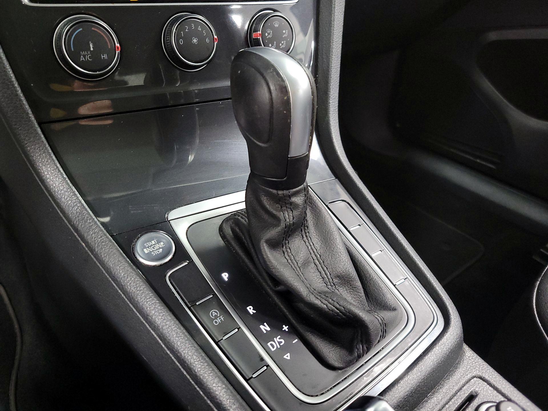 Thumbnail: 2020 Volkswagen Golf - 17