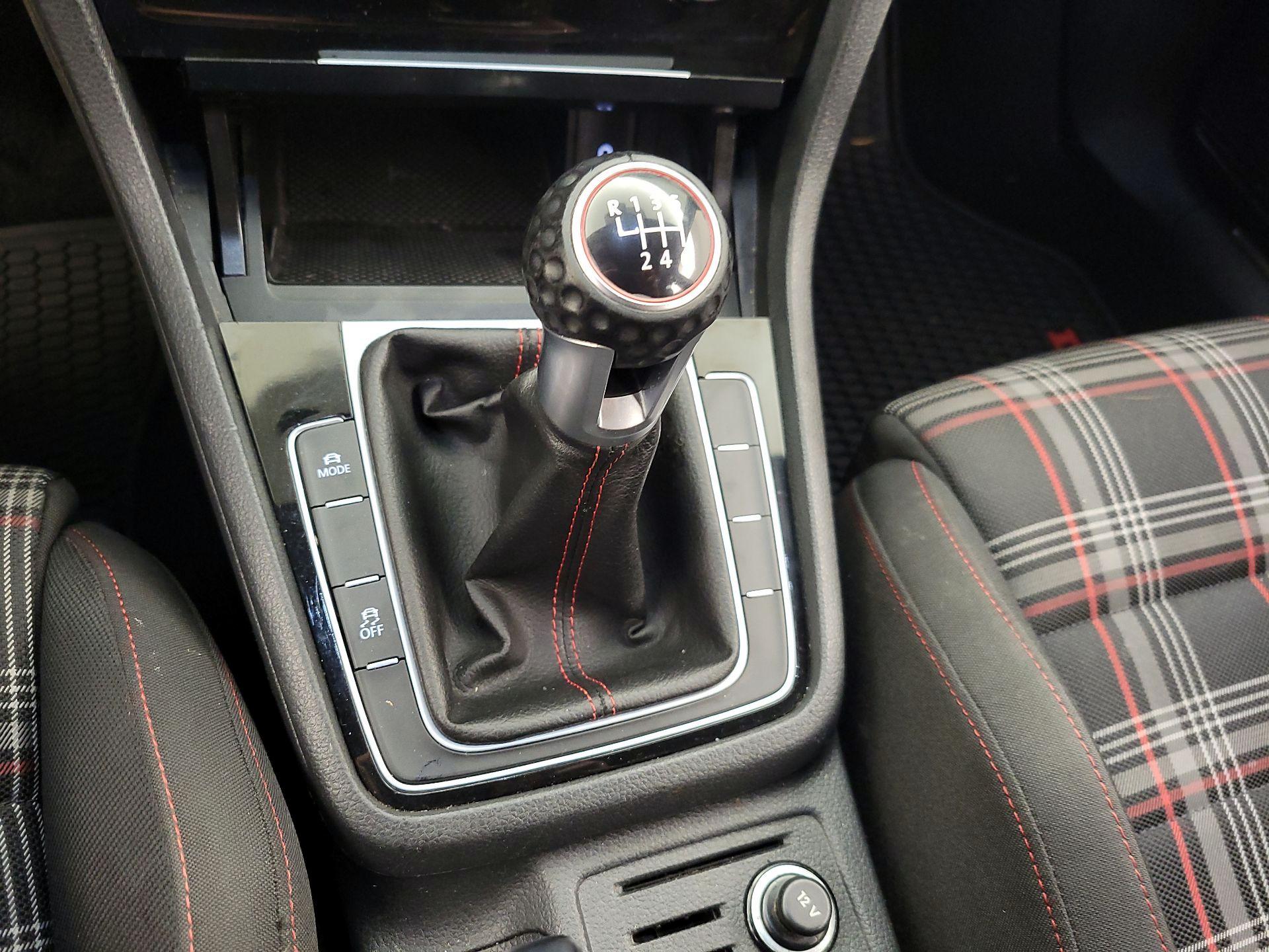 Thumbnail: 2021 Volkswagen Golf - 17