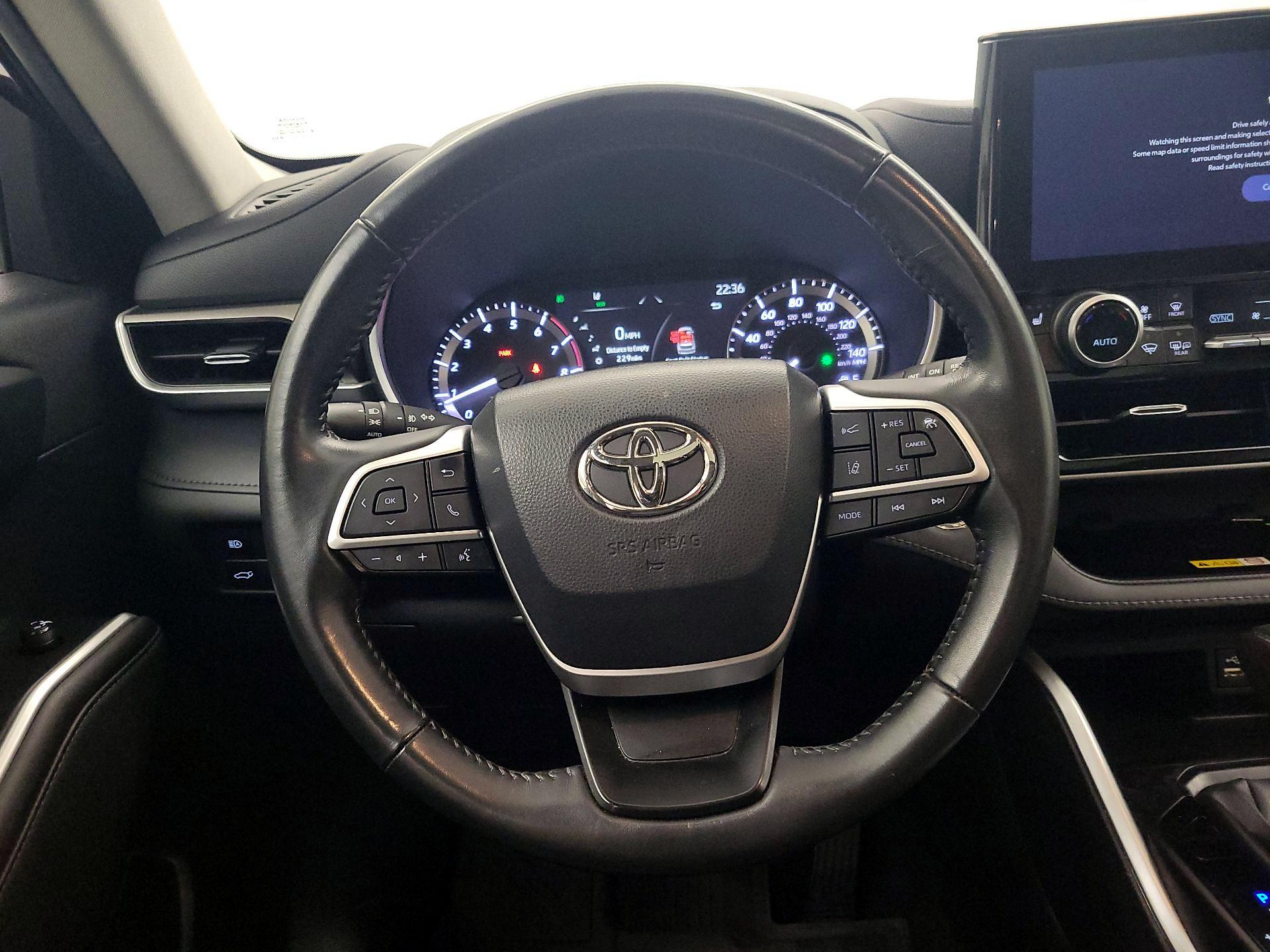 Thumbnail: 2023 Toyota Highlander - 10