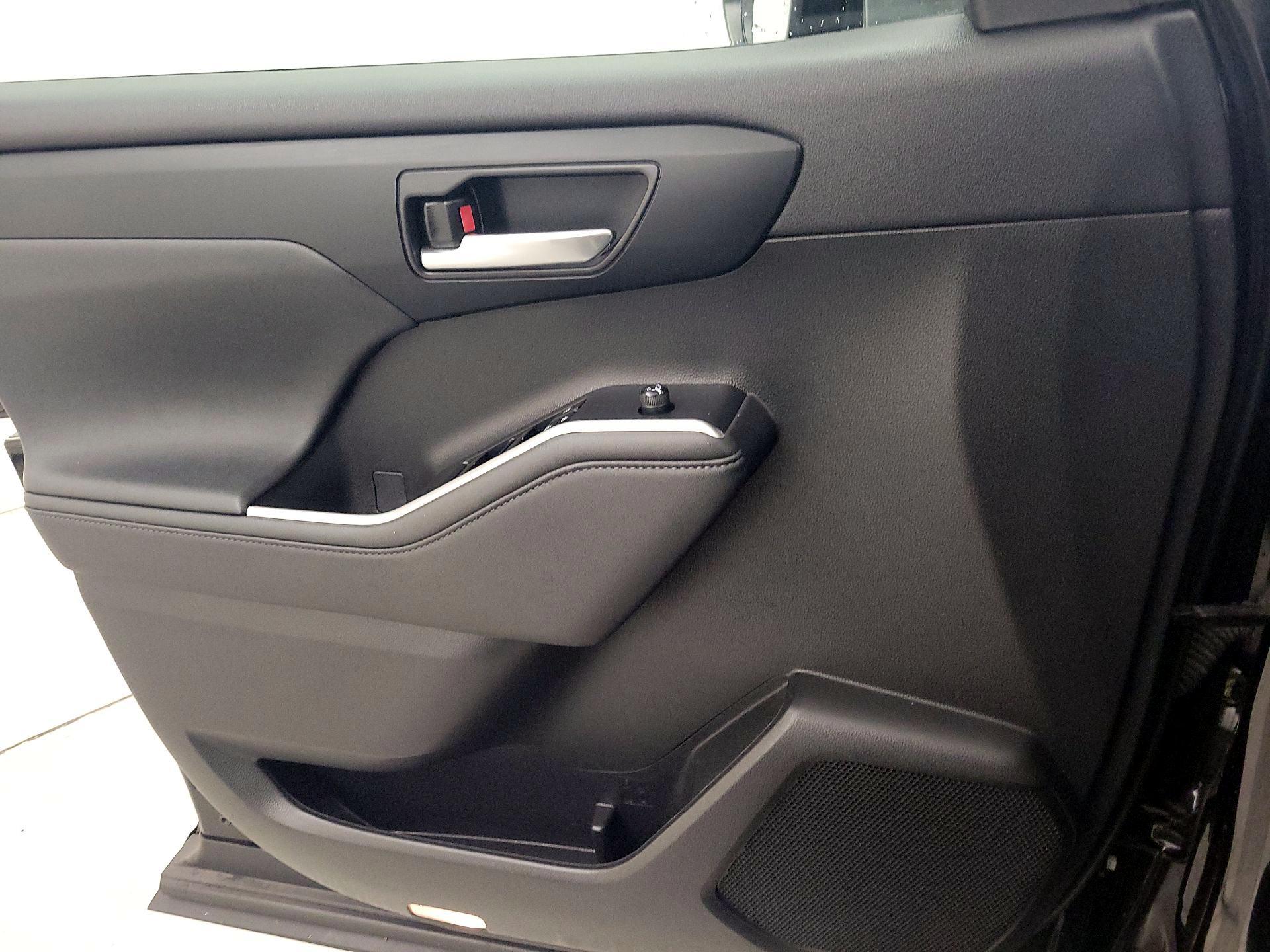 Thumbnail: 2023 Toyota Highlander - 12