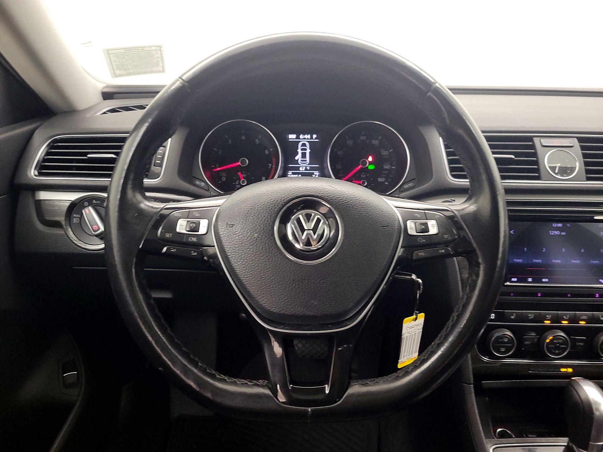 Thumbnail: 2016 Volkswagen Passat - 10