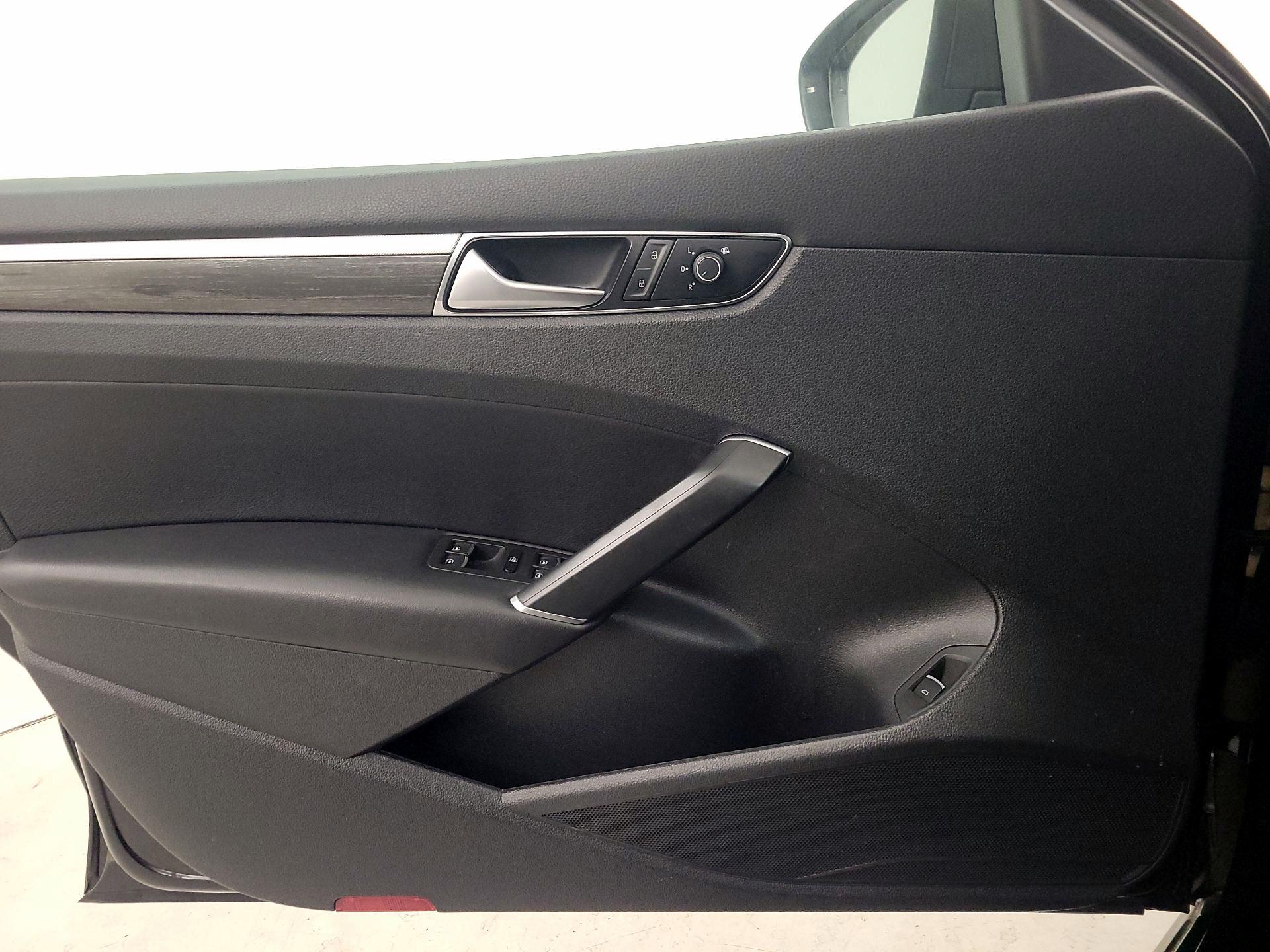 Thumbnail: 2016 Volkswagen Passat - 12