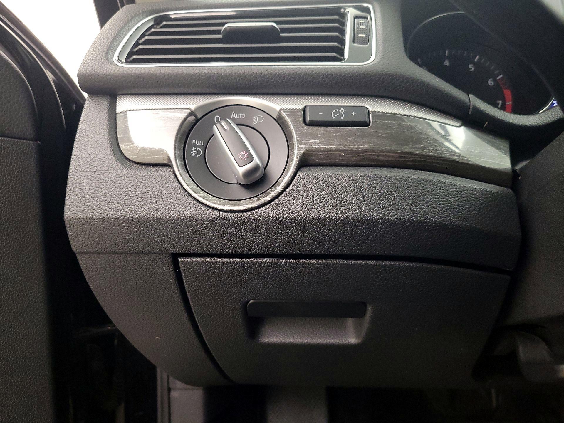 Thumbnail: 2016 Volkswagen Passat - 13