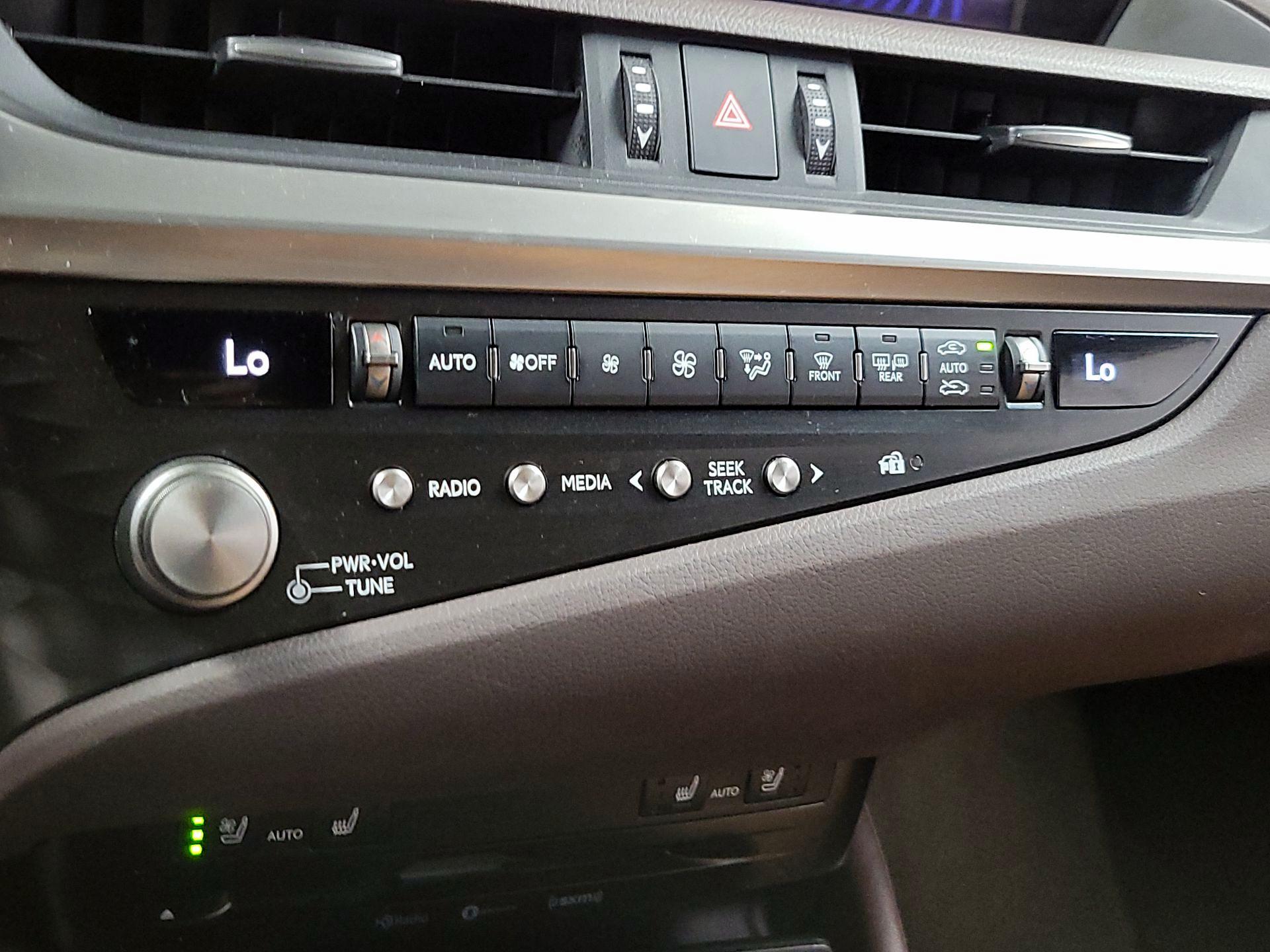 Thumbnail: 2021 Lexus ES - 15