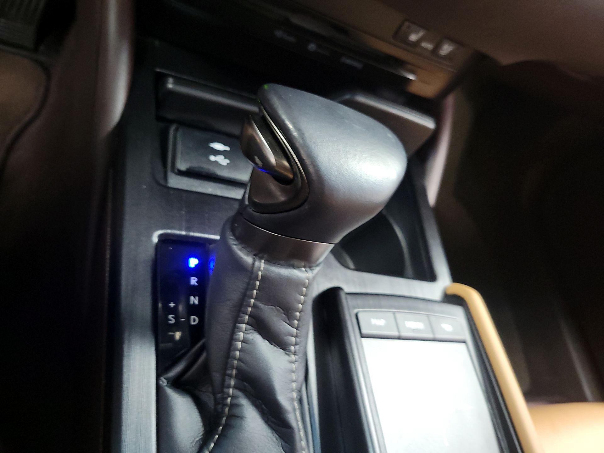 Thumbnail: 2021 Lexus ES - 16