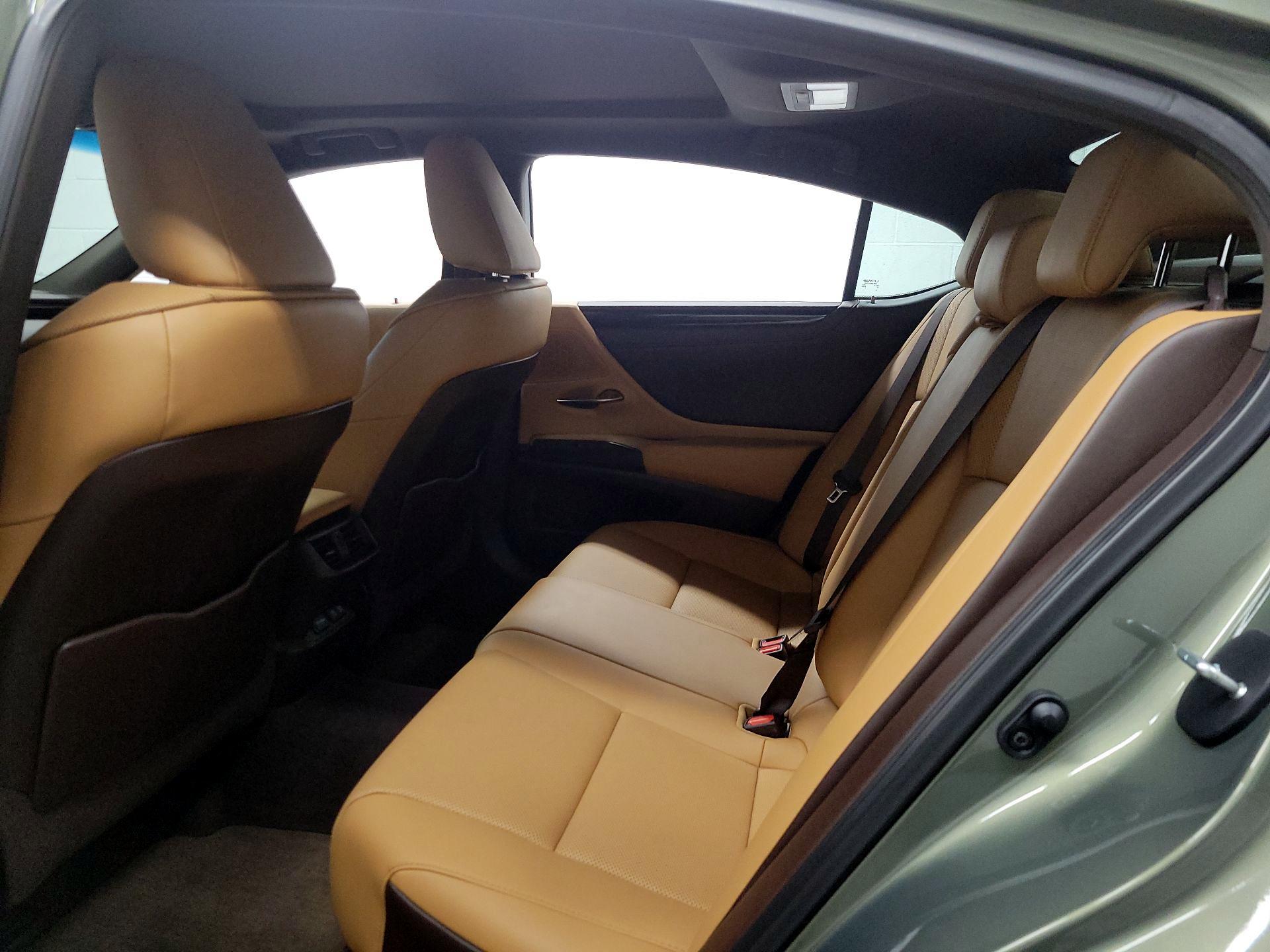 Thumbnail: 2021 Lexus ES - 17