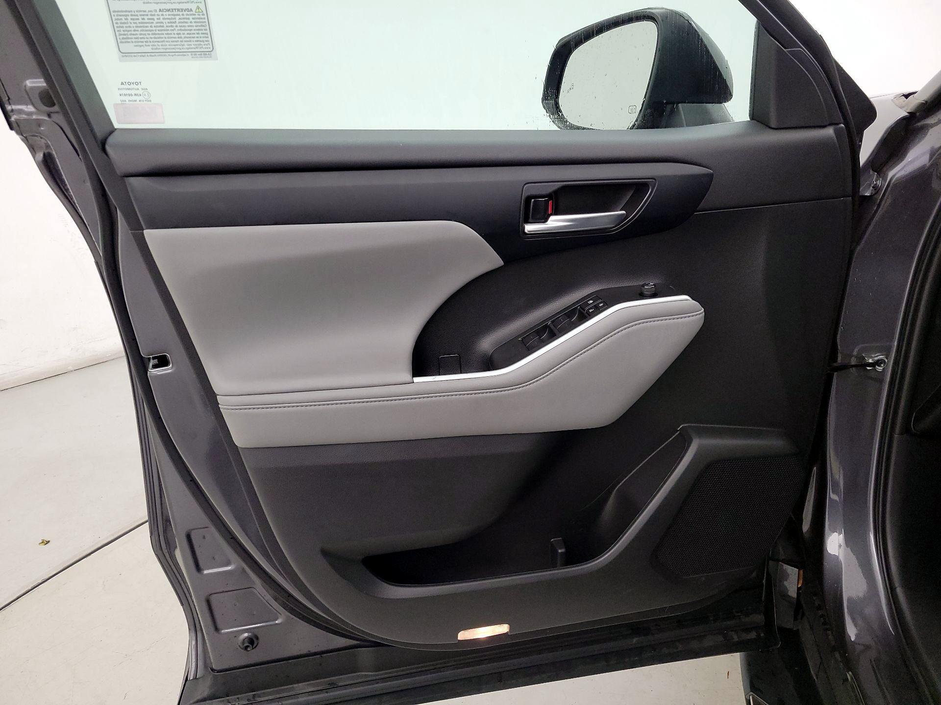 Thumbnail: 2022 Toyota Highlander - 12