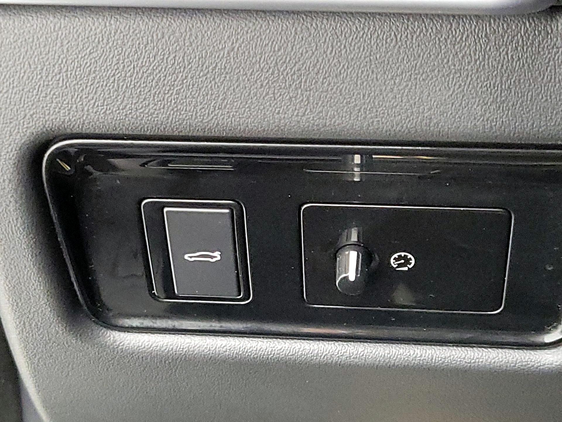 Thumbnail: 2018 Jaguar XE - 13