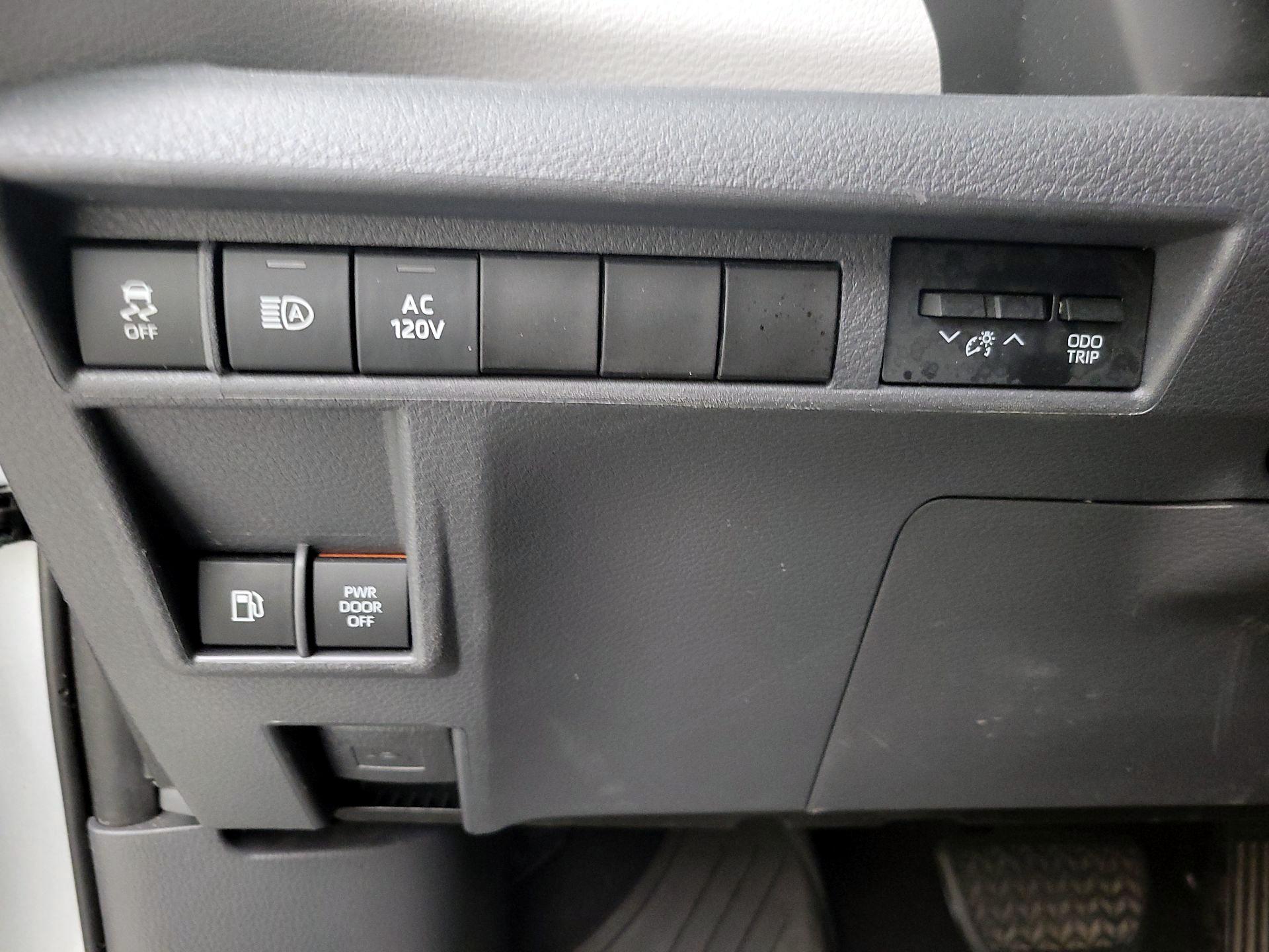 Thumbnail: 2022 Toyota Sienna - 13