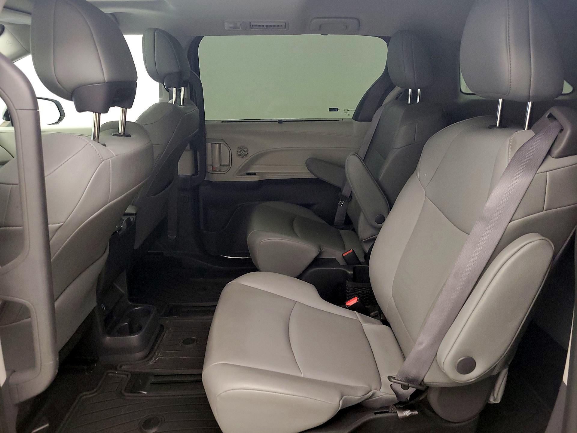 Thumbnail: 2022 Toyota Sienna - 20