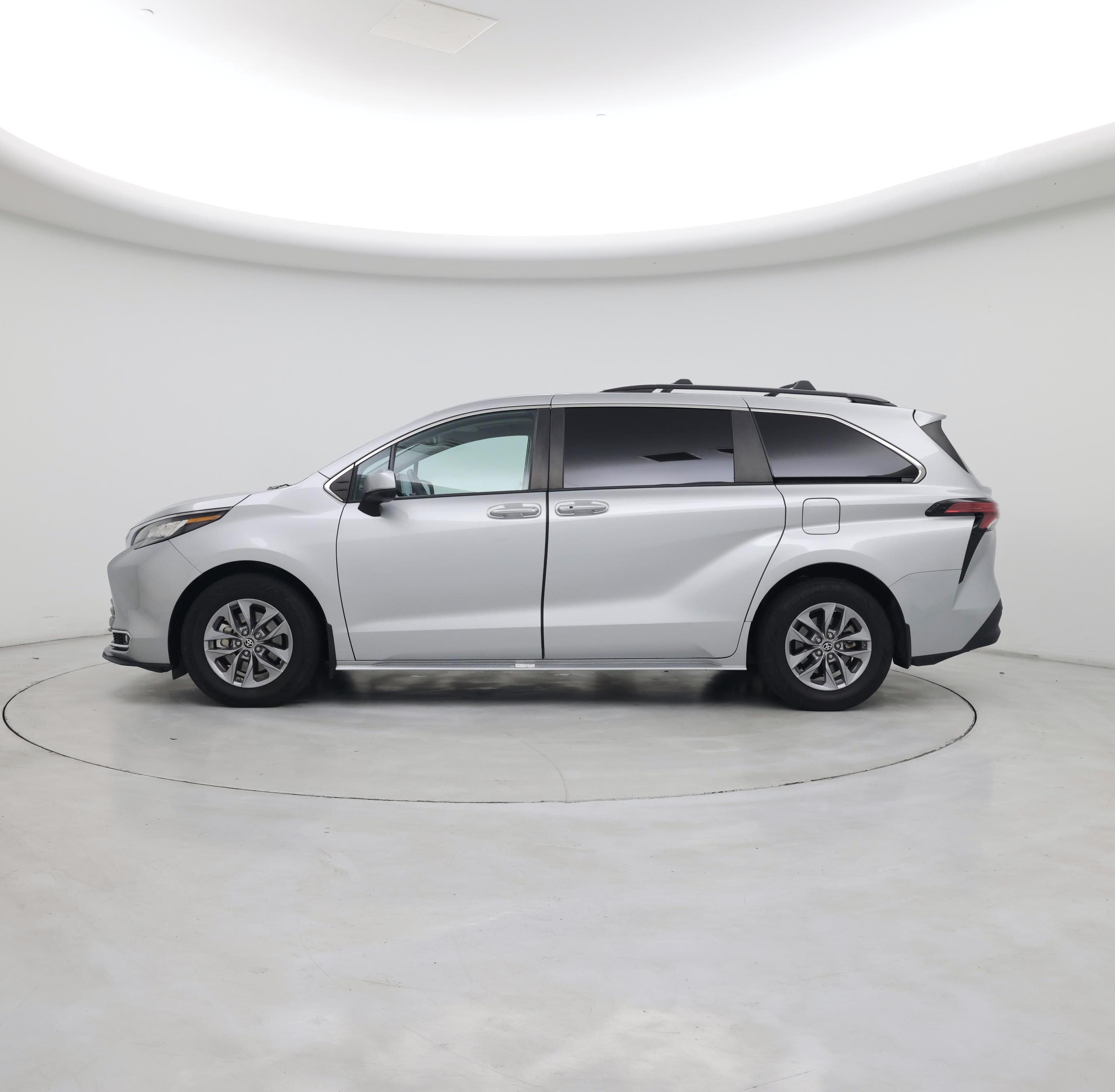 Thumbnail: 2022 Toyota Sienna - 3