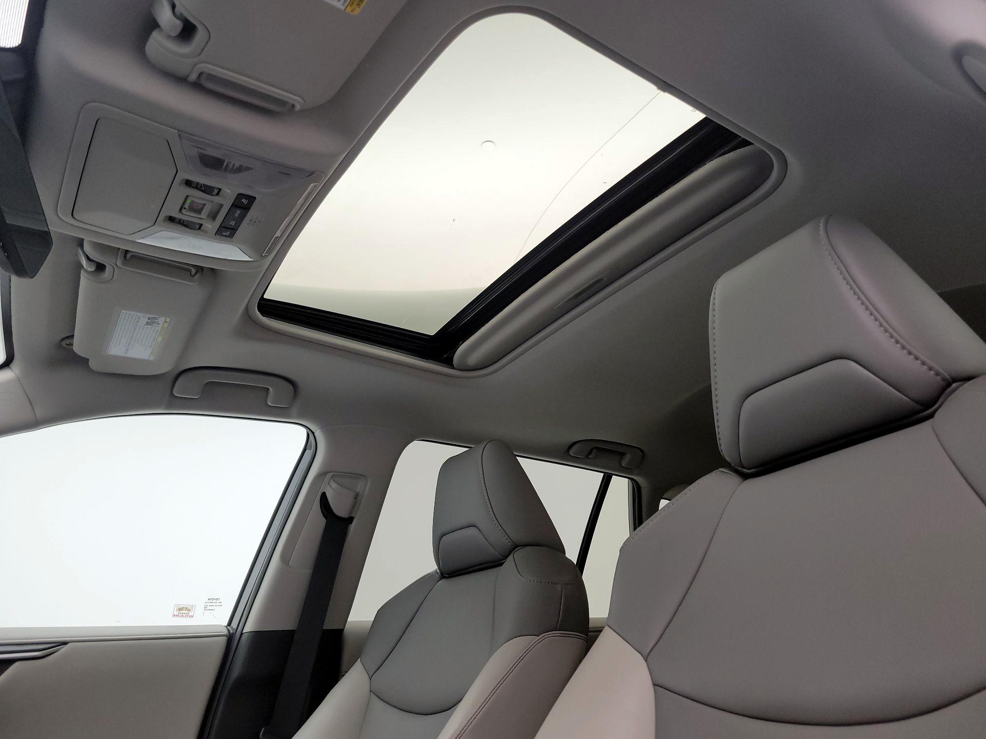 Thumbnail: 2021 Toyota RAV4 - 20