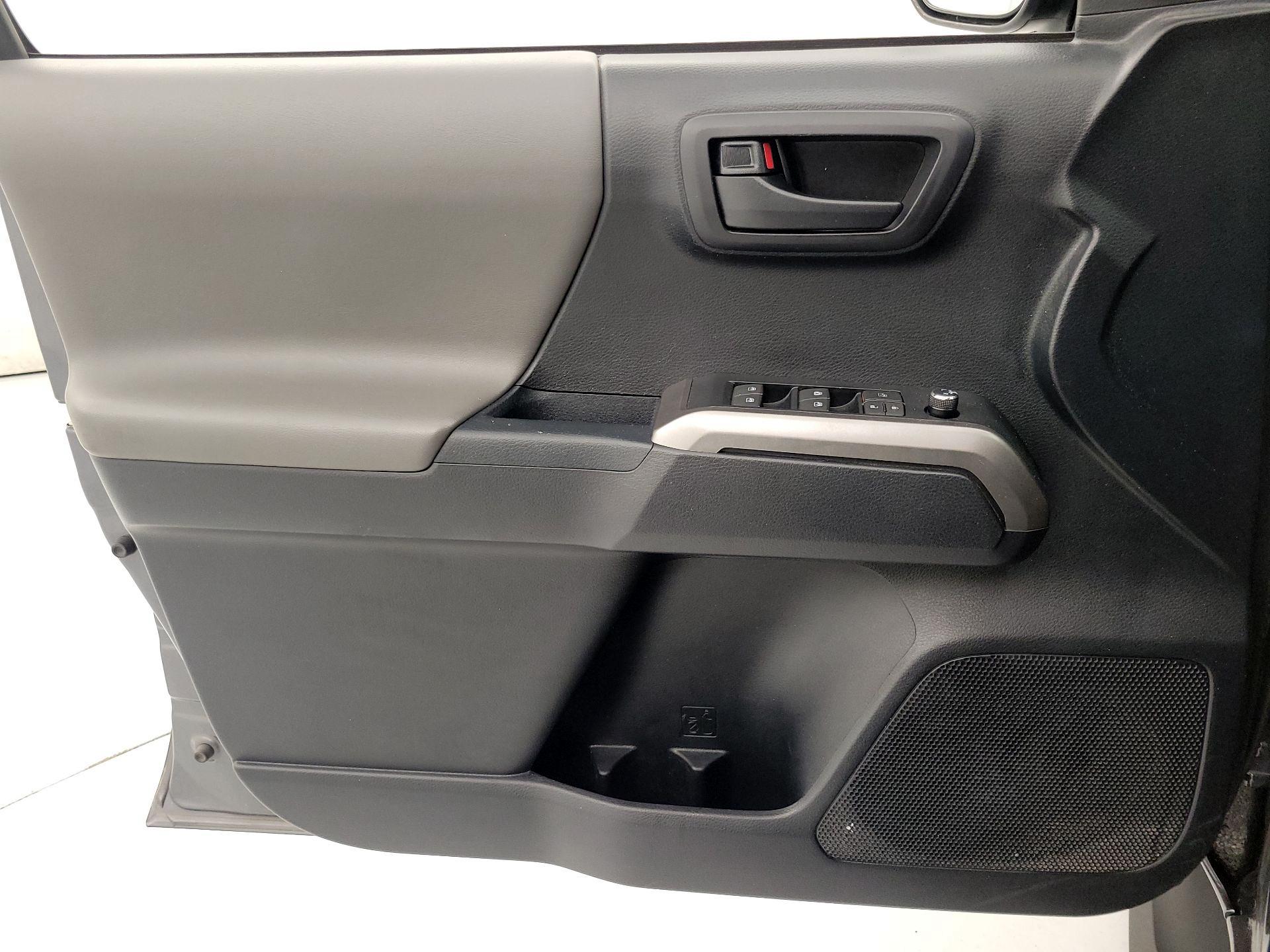 Thumbnail: 2018 Toyota Tacoma - 12